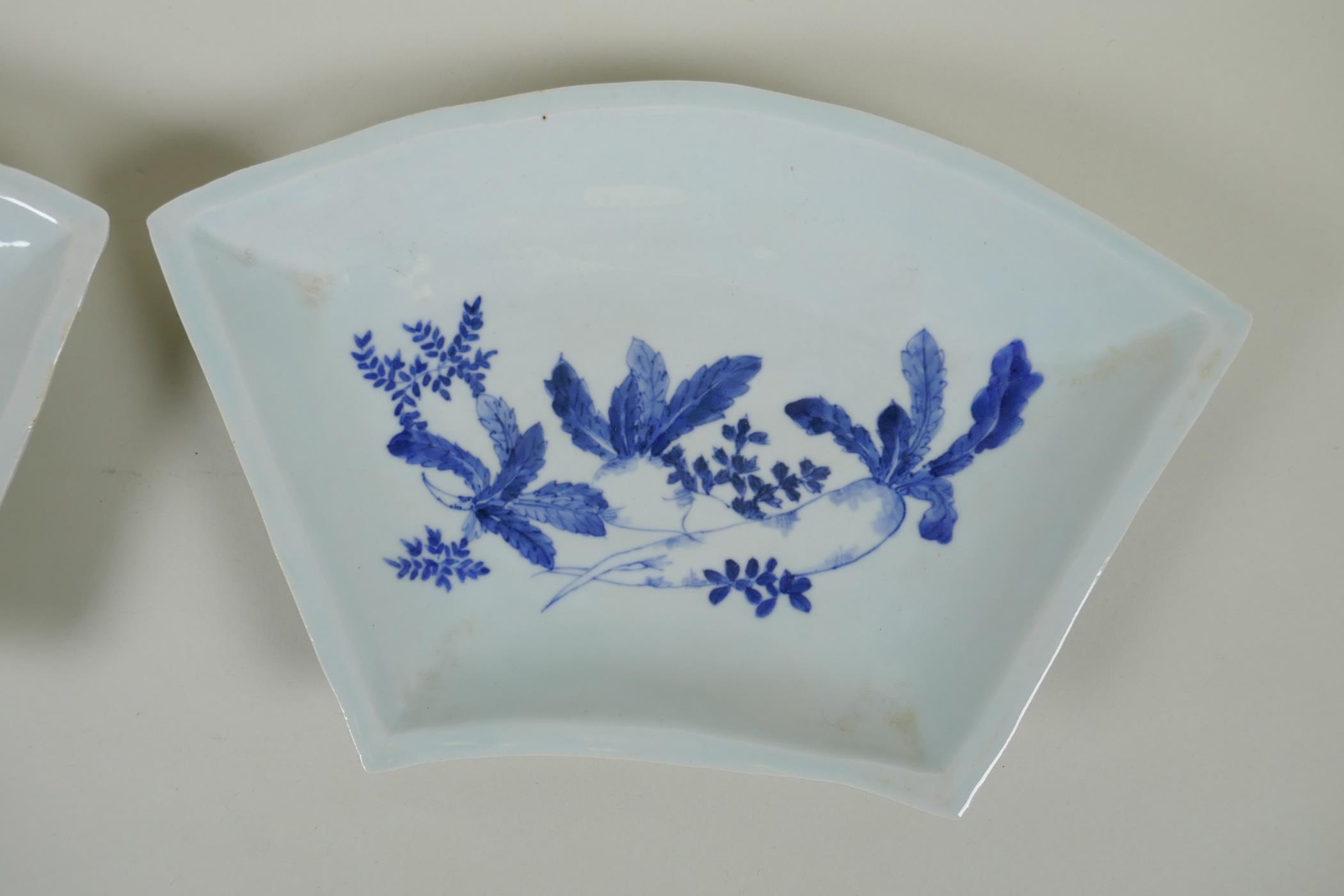 A pair of C19th Japanese blue and white porcelain fan shaped dishes decorated with root - Image 3 of 4