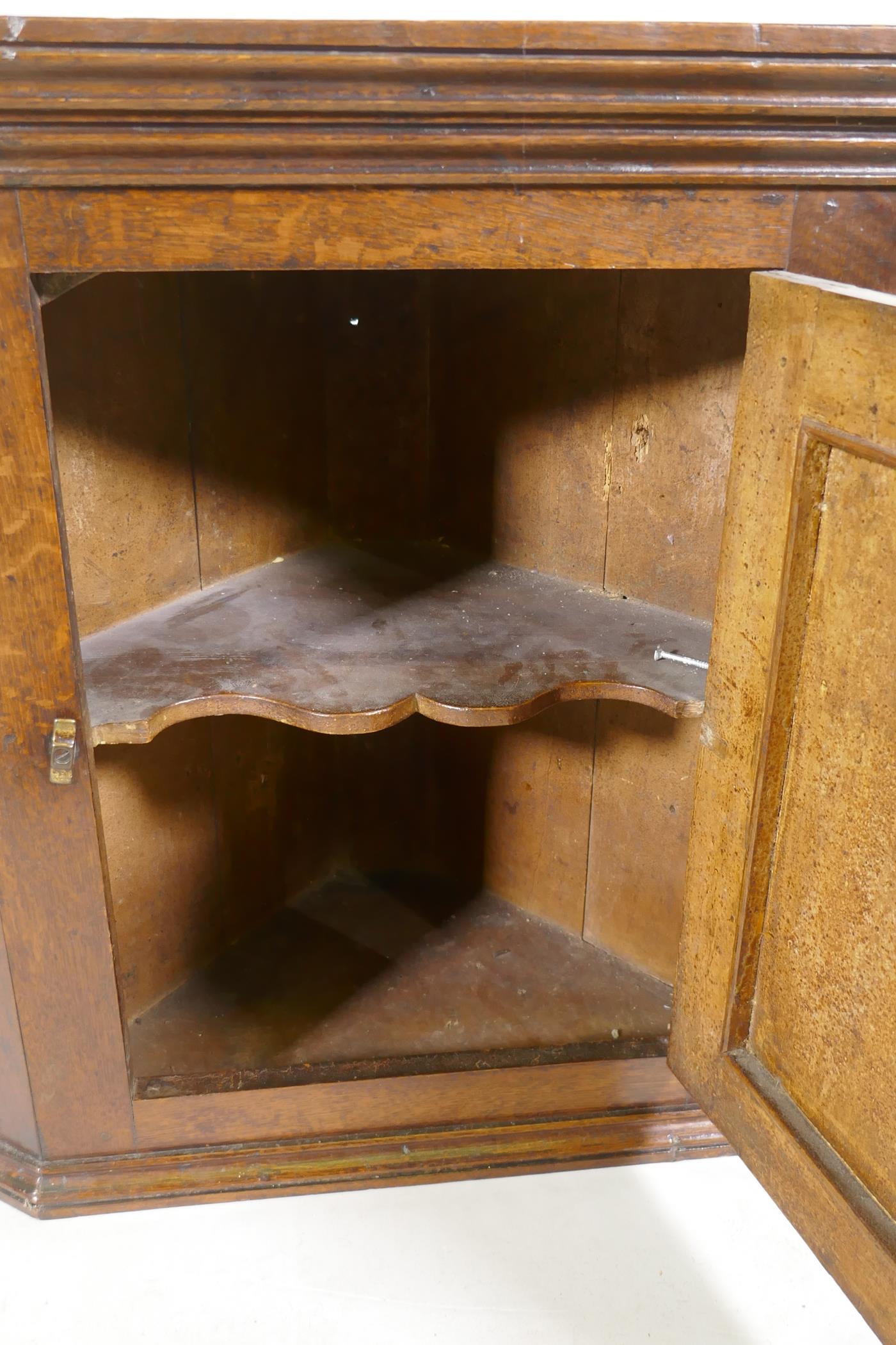 A Georgian oak hanging corner cupboard of small proportions, 66cm high - Image 3 of 3