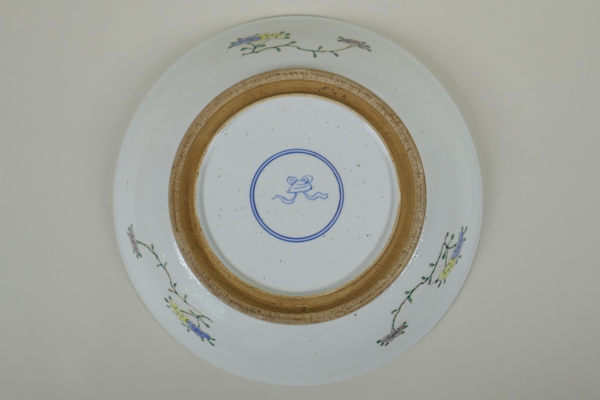 A Chinese KangXi style famille verte porcelain charger decorated with women painting, mark to - Image 3 of 4