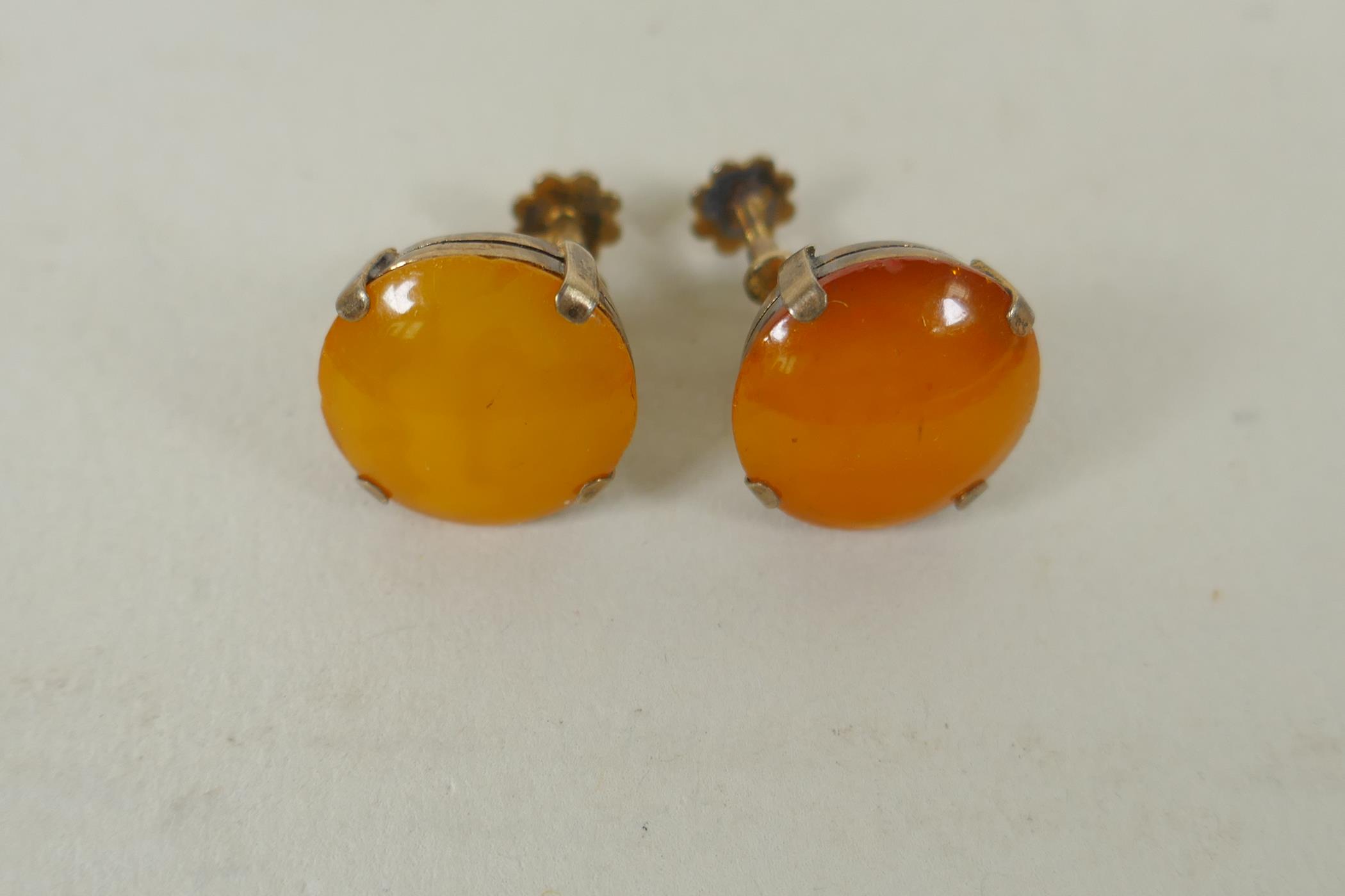 A vintage graduated butterscotch amber necklace and a pair of matching earrings with silver gilt - Image 6 of 9