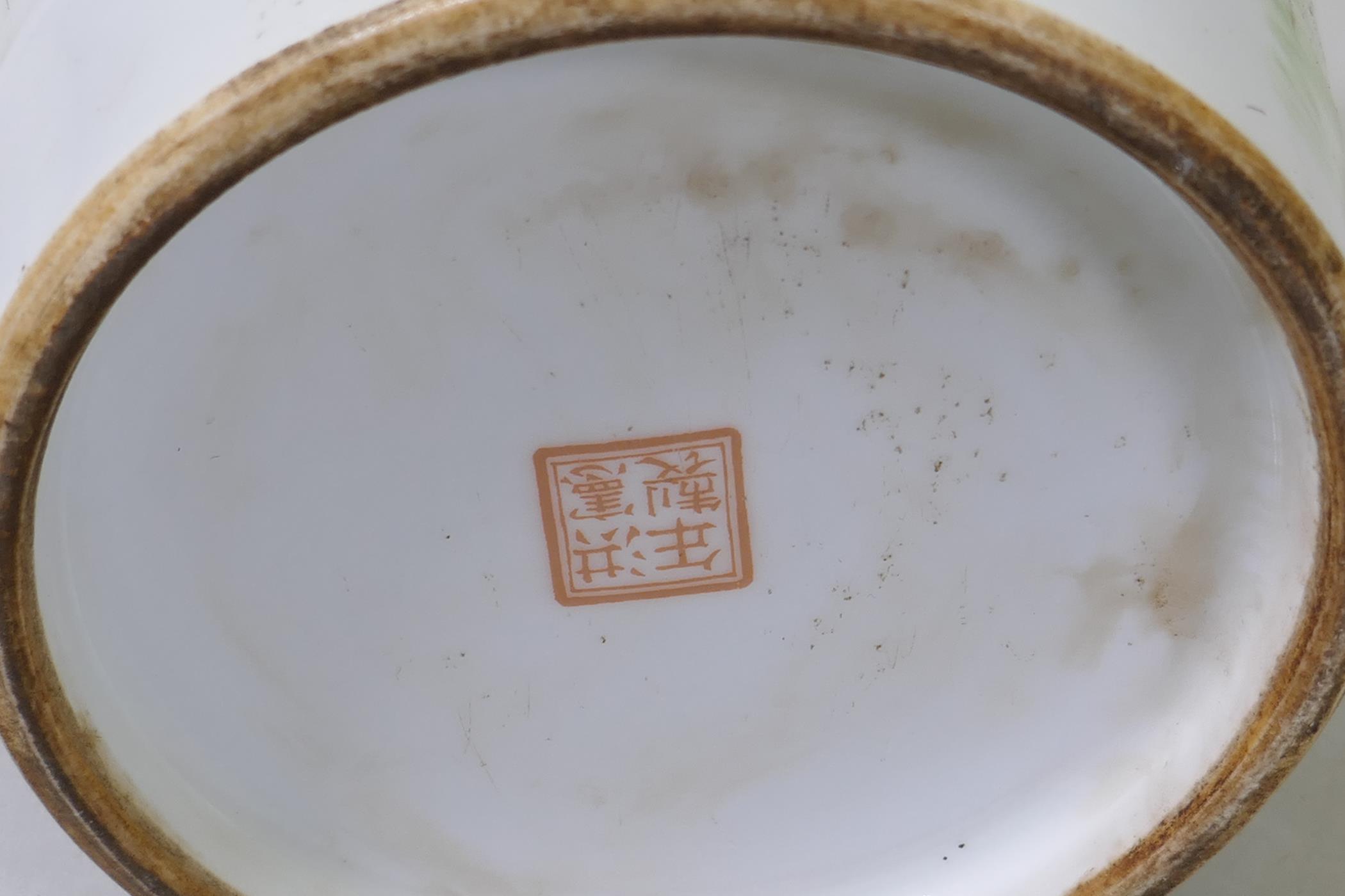 Chinese ceramic famille verte pot with decoration of a scholar and acolytes, and inscription - Image 5 of 6