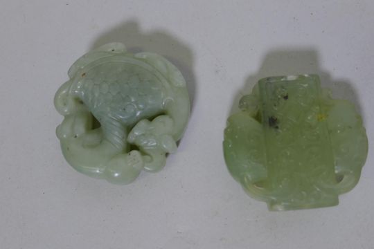 A jade ornament with carved decoration of dragon and tortoise, 5cm high, a jade pendant and agate - Image 2 of 4