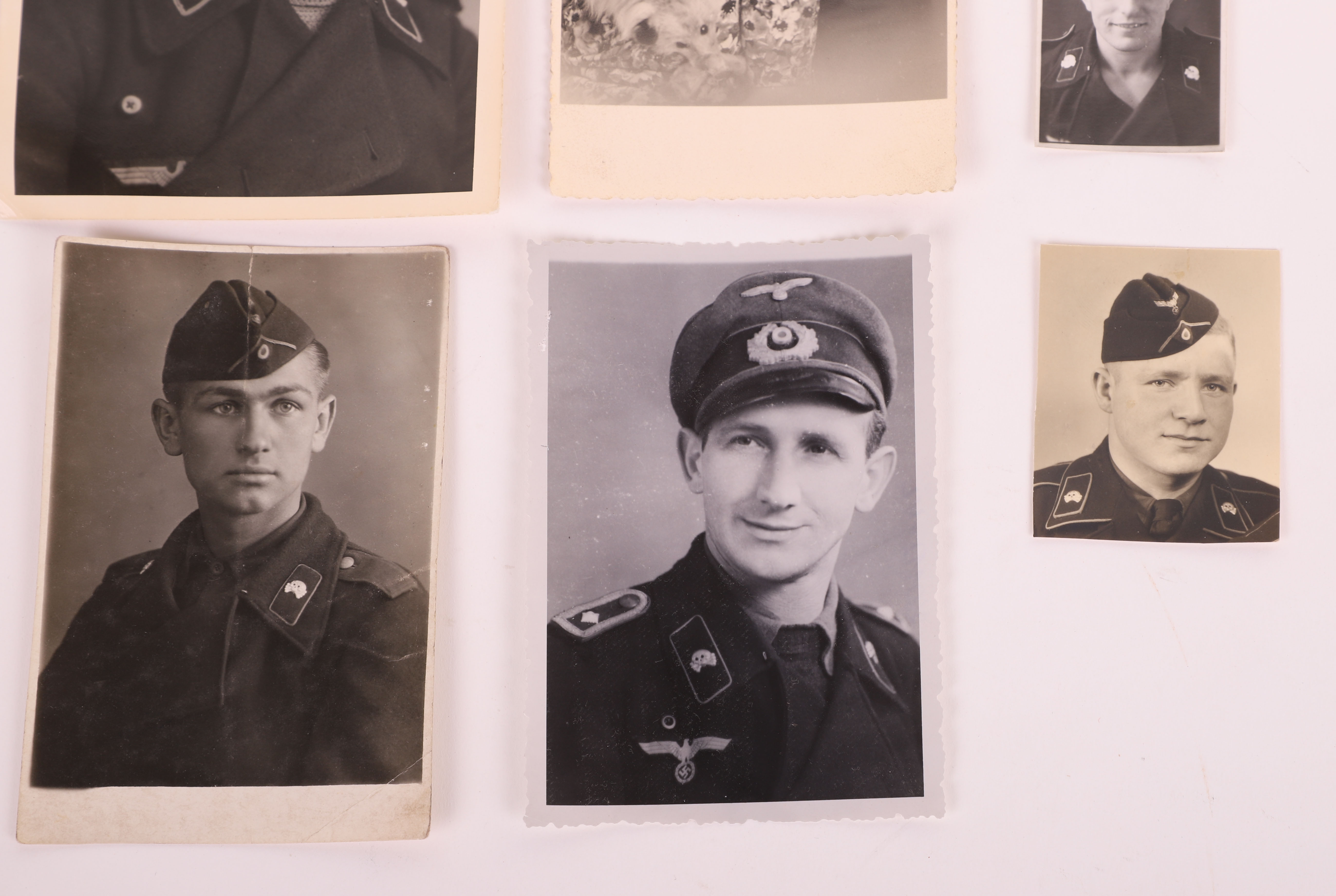 1 HEER PHOTO POSTCARD SHOWING A MAN WEARING PANZER WRAPPER & AN OFF. M-42 CAP - Image 3 of 5