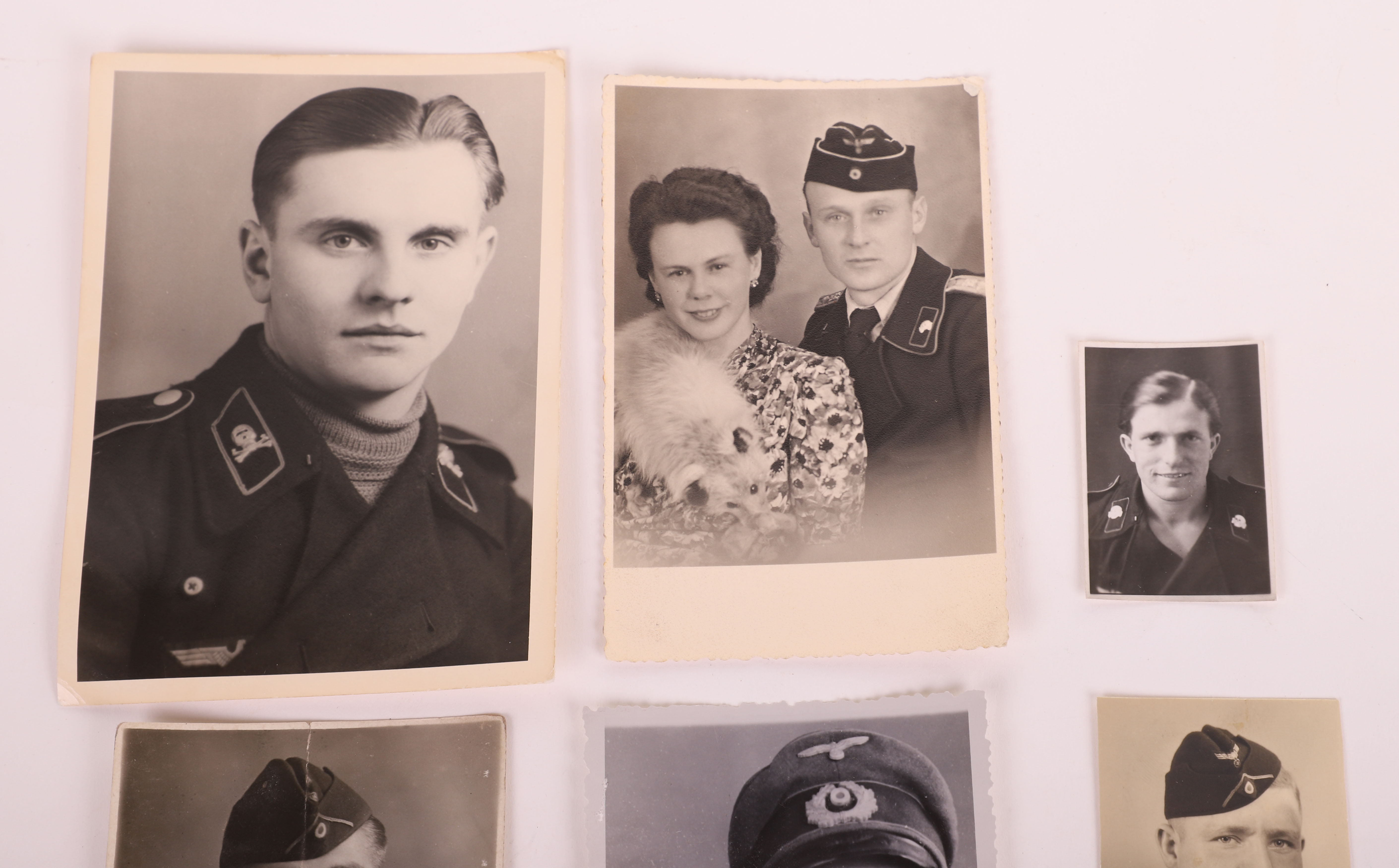 1 HEER PHOTO POSTCARD SHOWING A MAN WEARING PANZER WRAPPER & AN OFF. M-42 CAP - Image 2 of 5