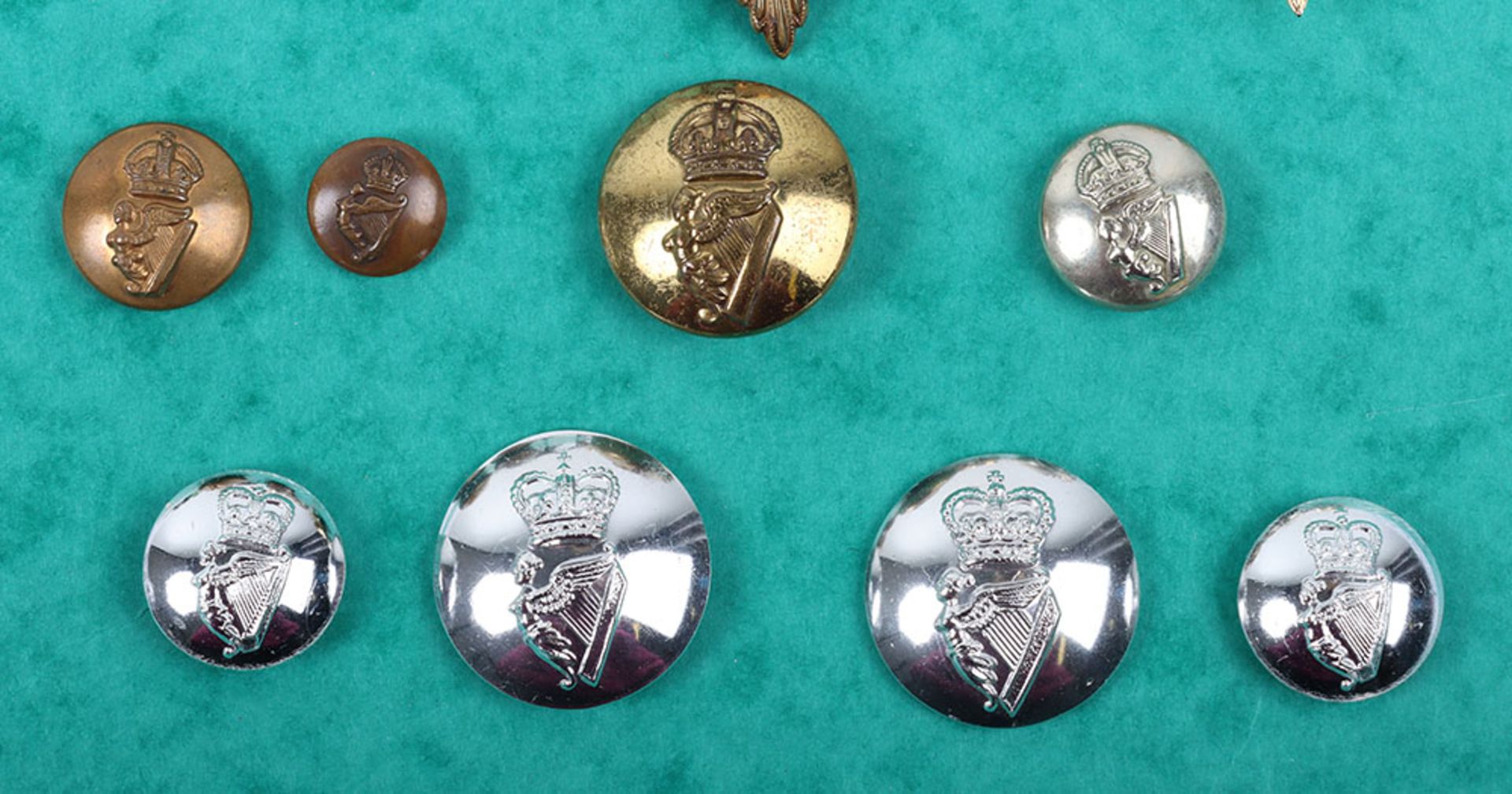 Carded badges, buttons & shoulder titles to the Irish Guards, 4th /7th Royal Dragoon Guards and the - Bild 4 aus 6