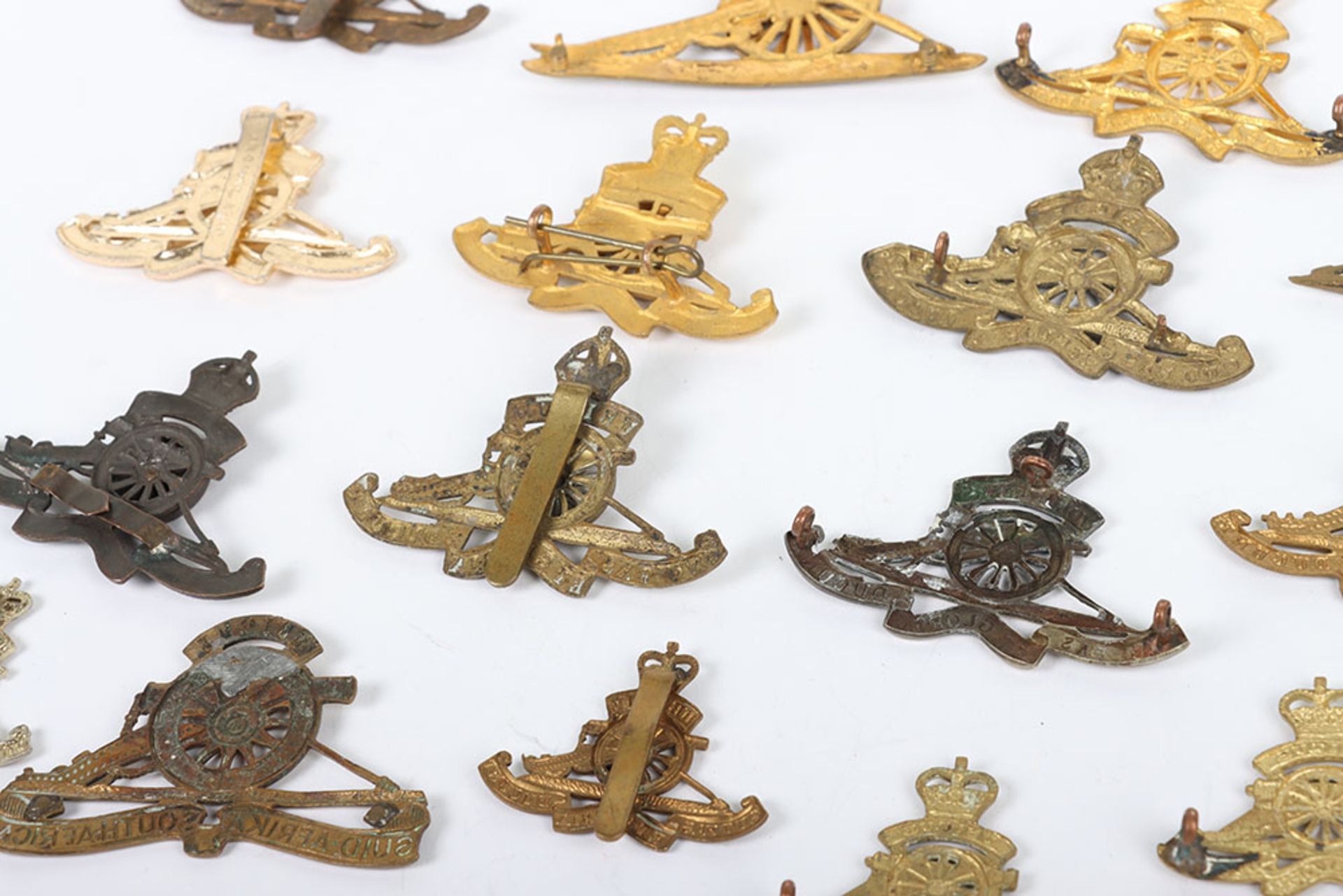 Assortment of Royal Artillery Officers & other ranks cap badges - Image 4 of 4