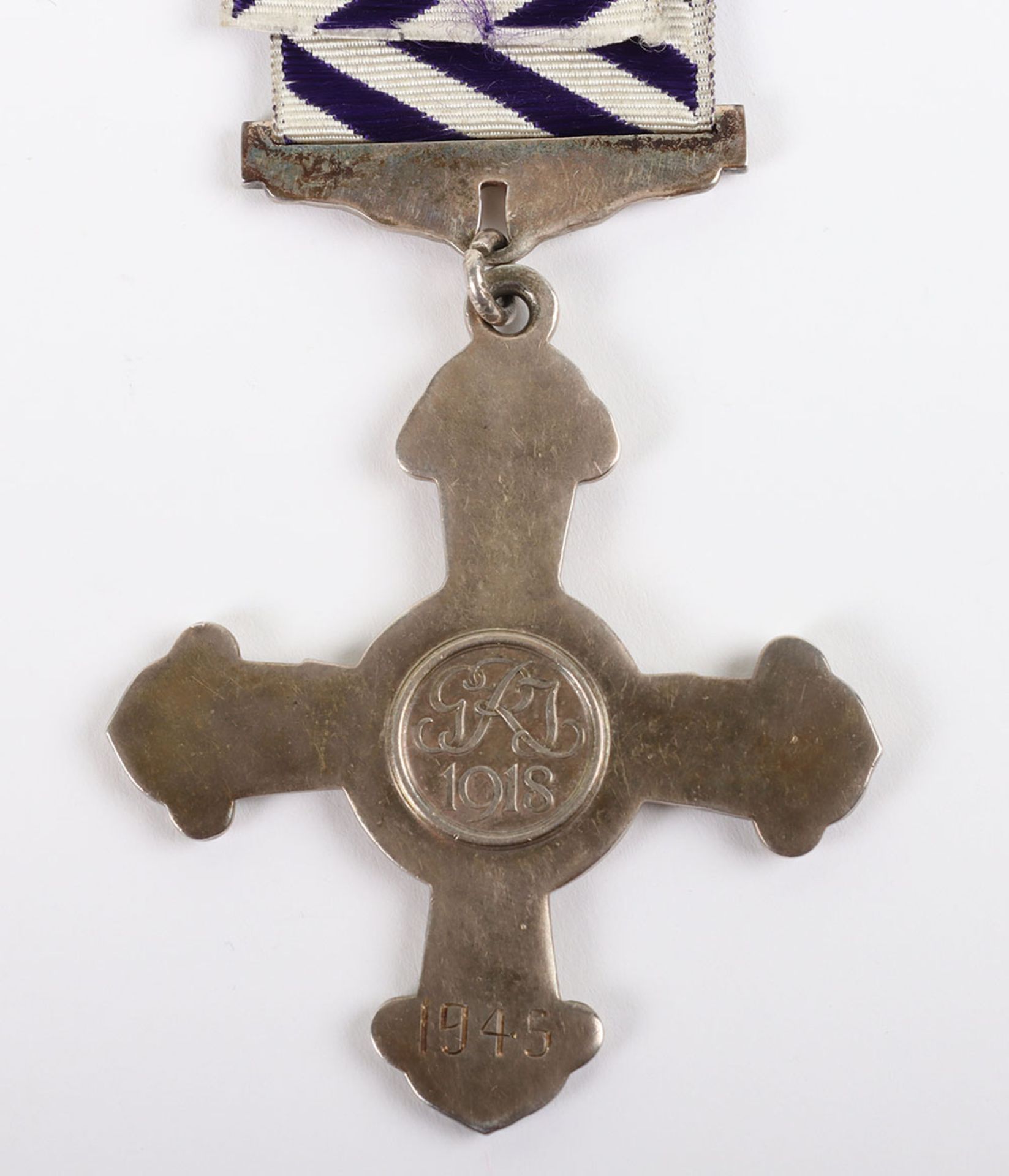 An unattributed Second World War Distinguished Flying Cross Medal - Image 3 of 5