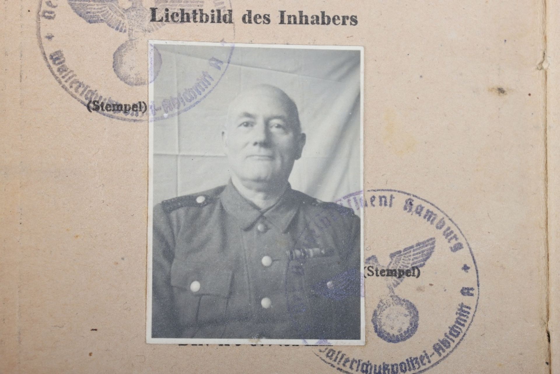 WW2 German SS-Polizei Soldbuch to Oberwachmeister der Reserve Carl Schroeder. Late, 23. March 1945 i - Bild 2 aus 8