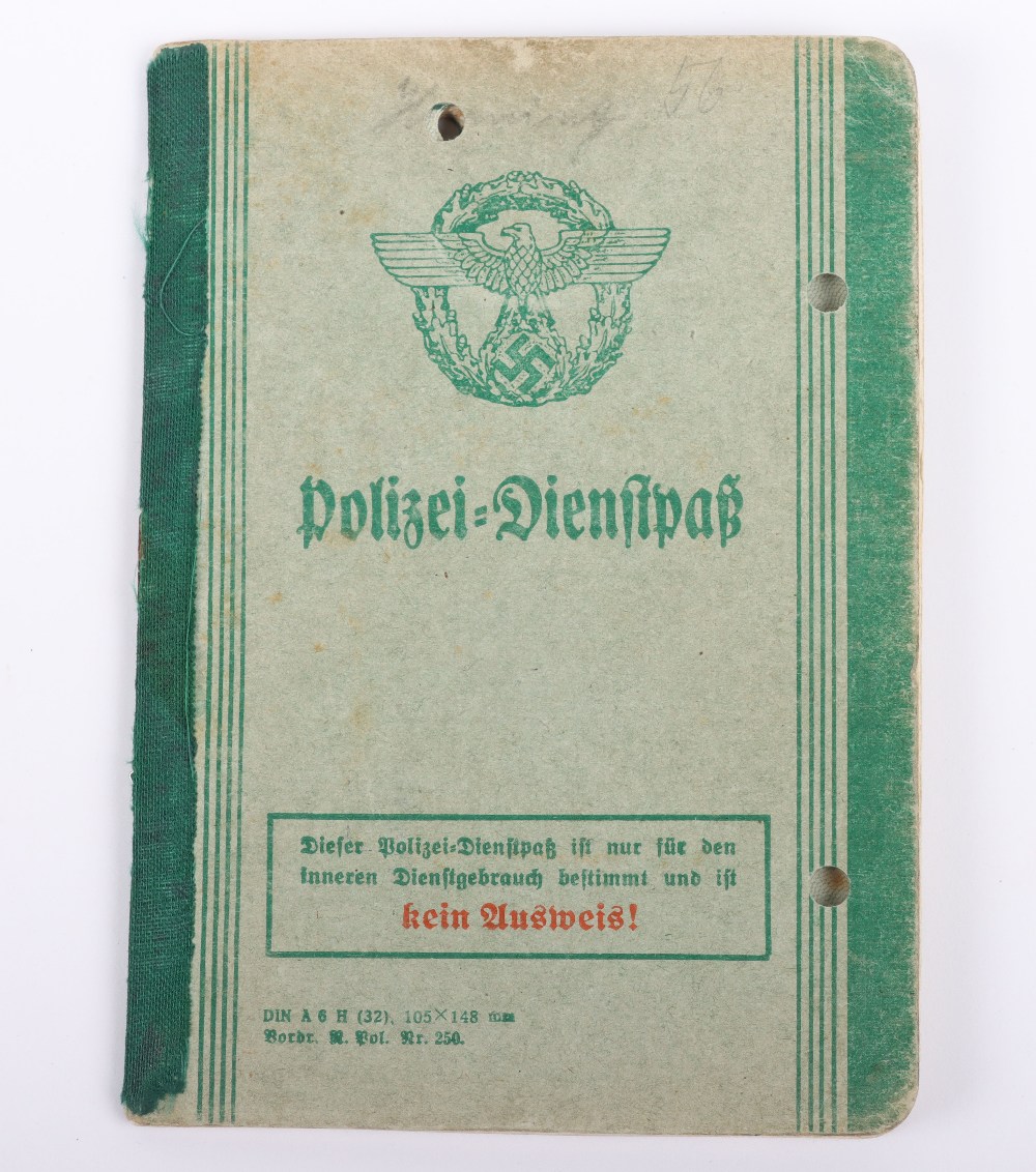 WW2 German Police service book / Polizei Dienstpass to Fritz Henning, Hamburg 1941 - Image 2 of 10