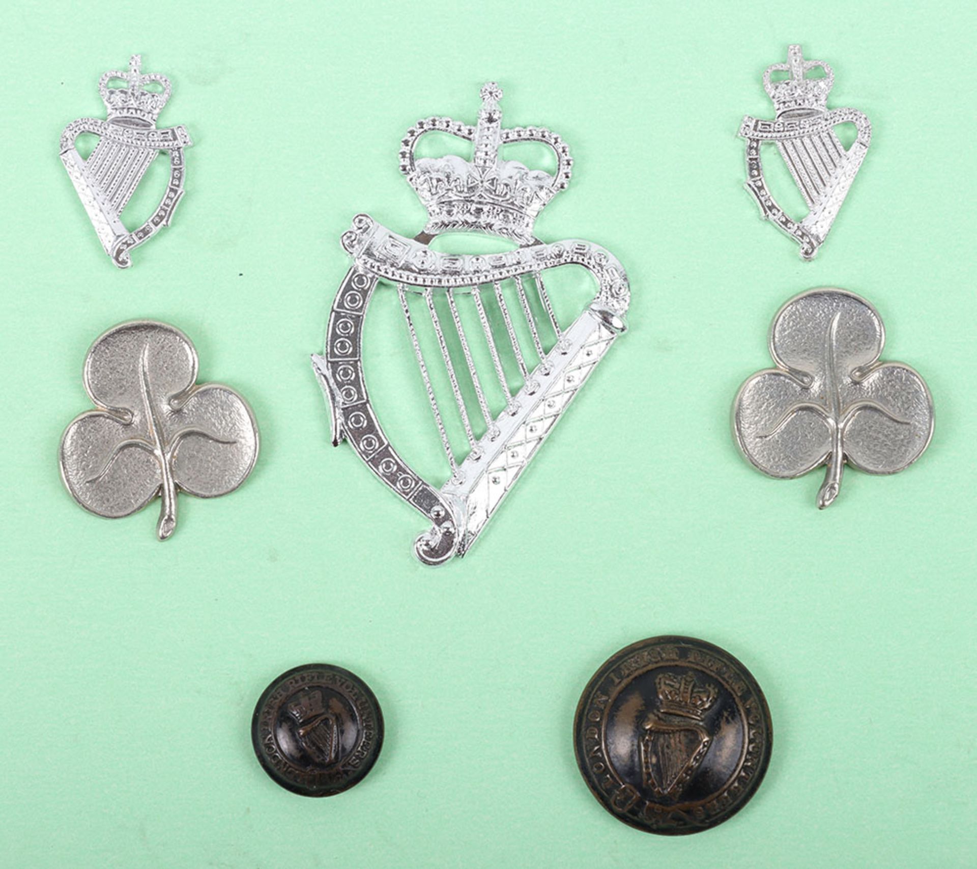 Carded badges, buttons & shoulder titles to the Irish Guards, 4th /7th Royal Dragoon Guards and the - Bild 2 aus 6