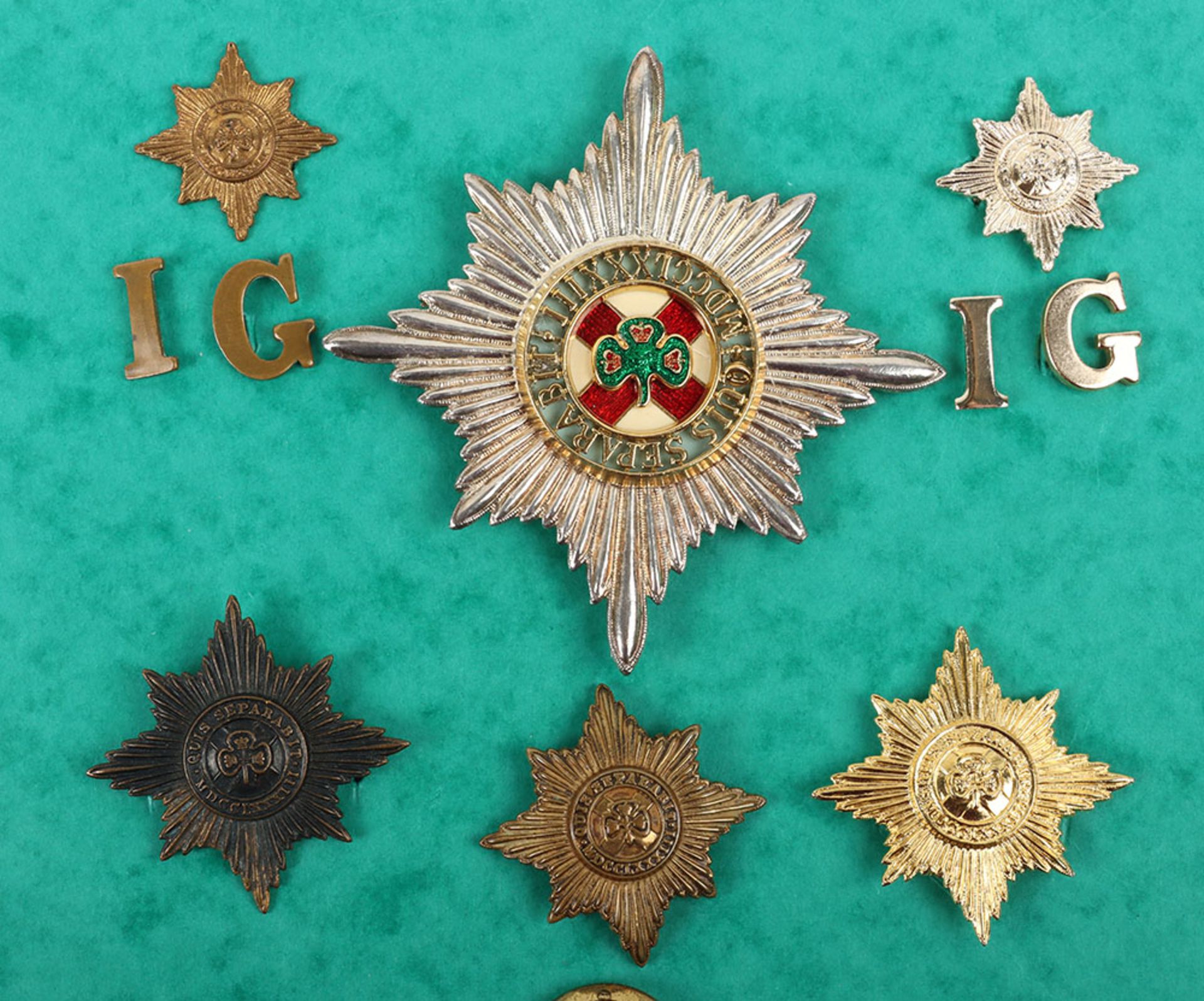 Carded badges, buttons & shoulder titles to the Irish Guards, 4th /7th Royal Dragoon Guards and the - Bild 3 aus 6
