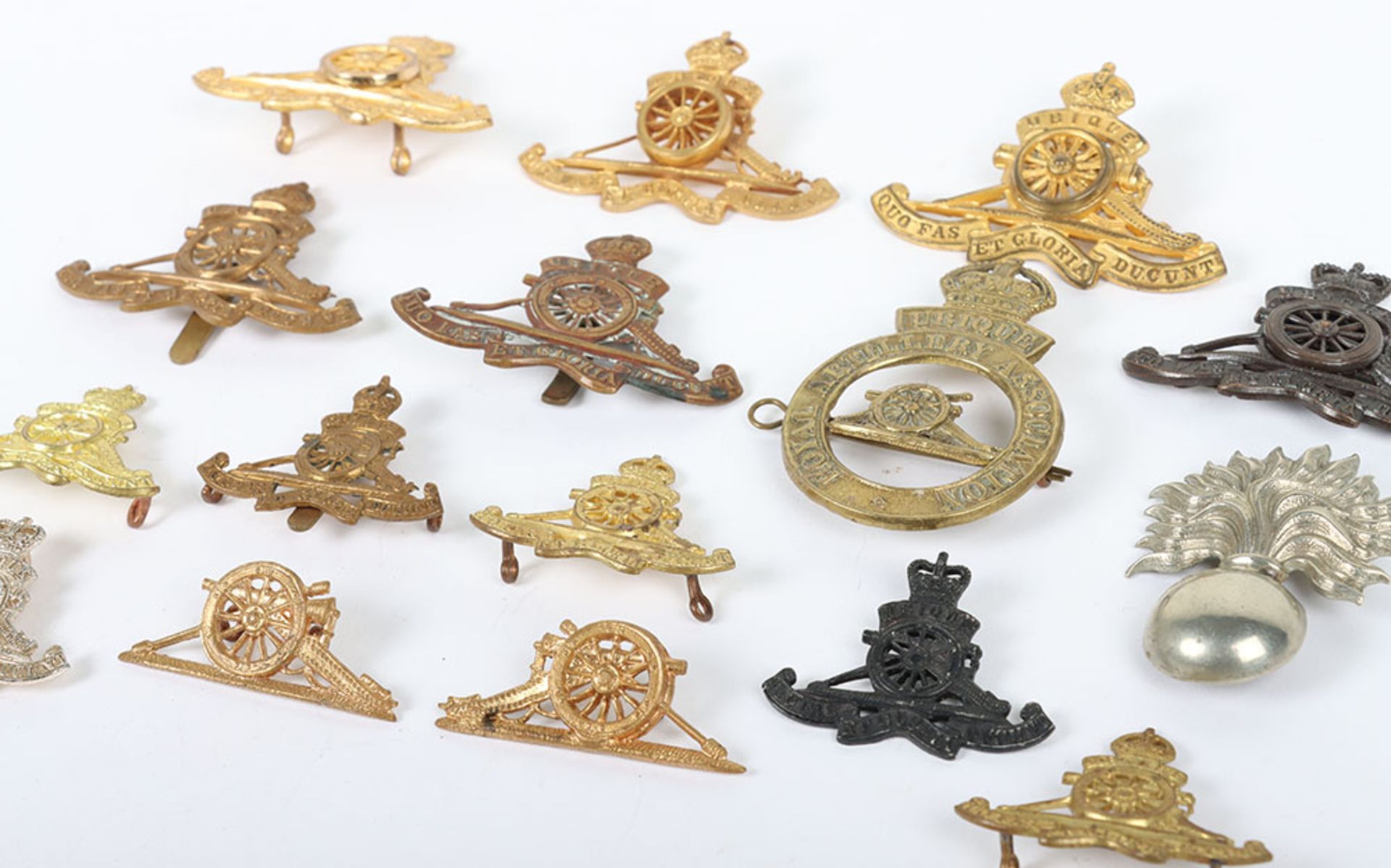 Collection of Royal Artillery gilt, brass & anodised badges - Image 2 of 4