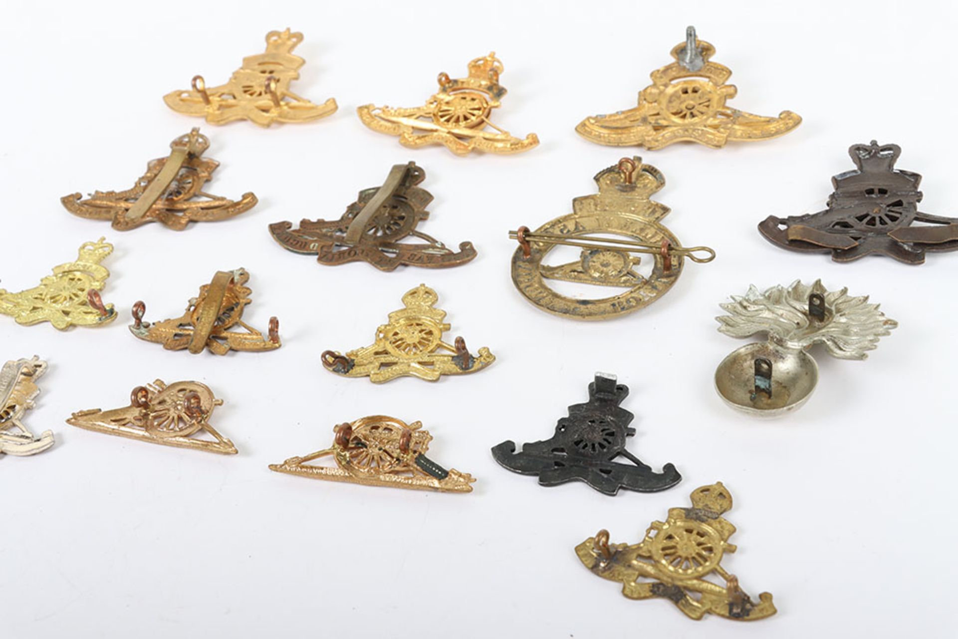 Collection of Royal Artillery gilt, brass & anodised badges - Image 4 of 4