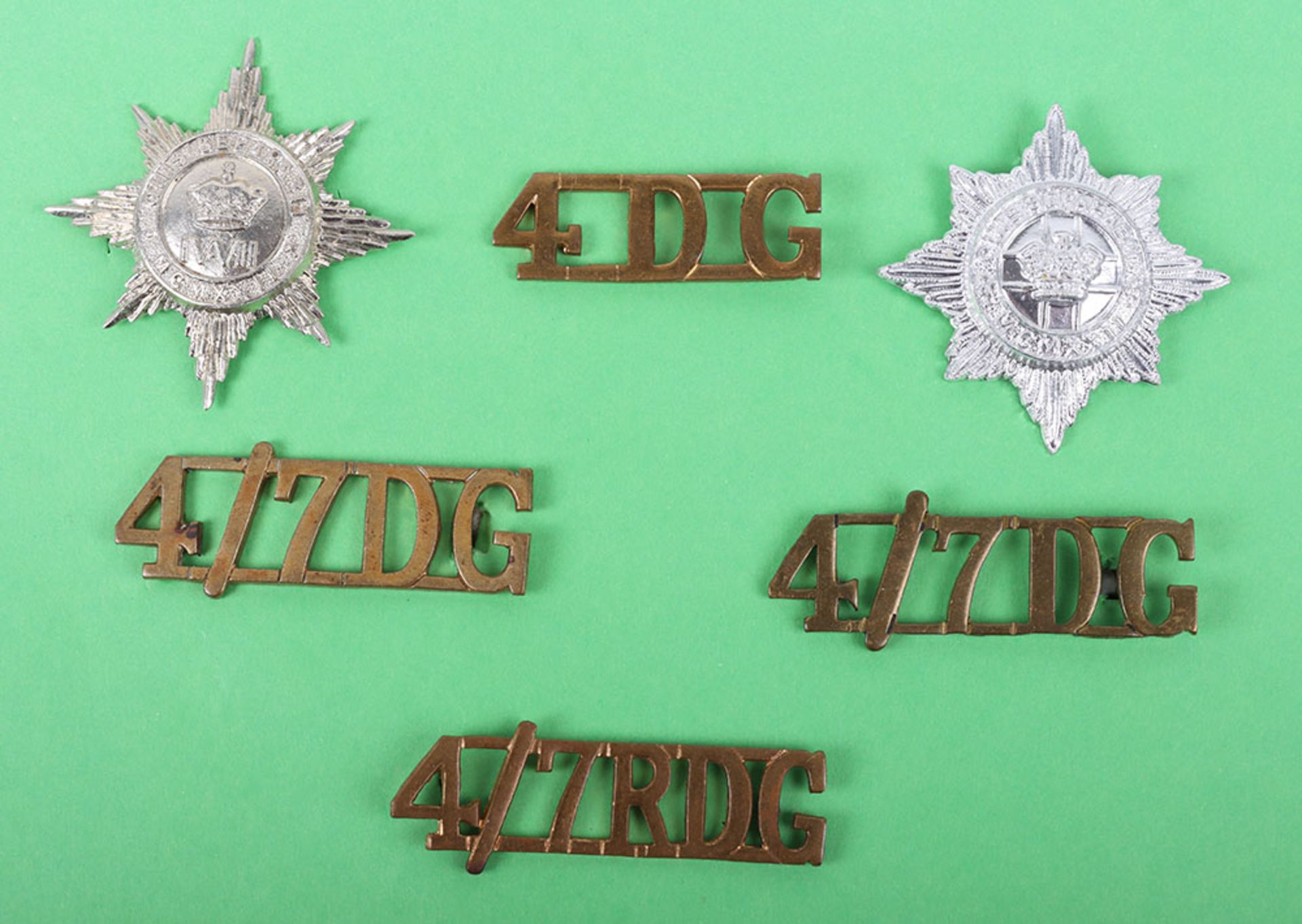 Carded badges, buttons & shoulder titles to the Irish Guards, 4th /7th Royal Dragoon Guards and the - Bild 5 aus 6