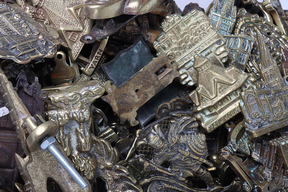 A large selection of brass door knockers - Image 3 of 3