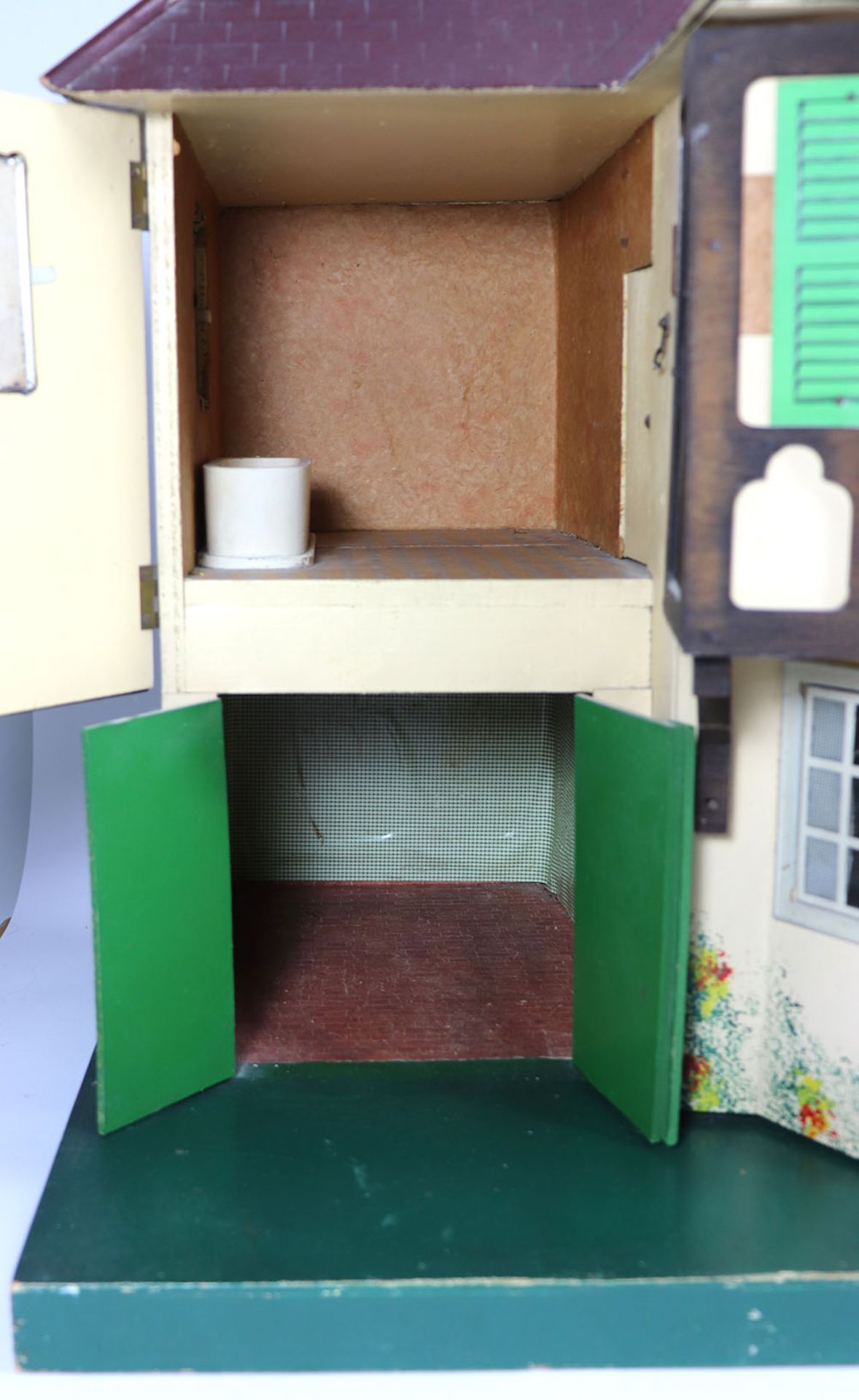 A good example of a Tri-ang No.93 large Dolls House in Tudor style, English 1930s, - Bild 3 aus 4