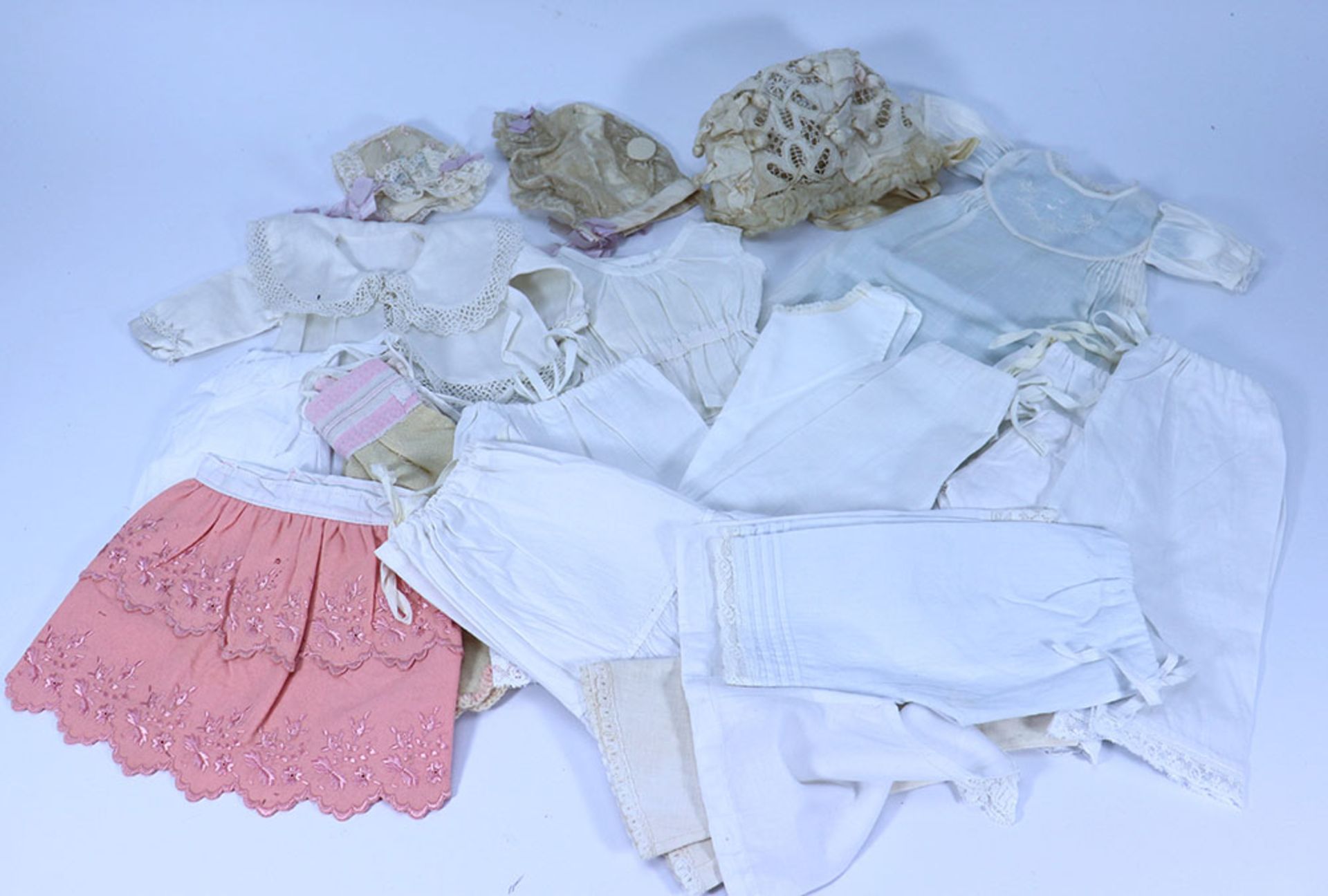 Eight dolls dresses, three bonnets, underclothes and shoes, - Bild 2 aus 2