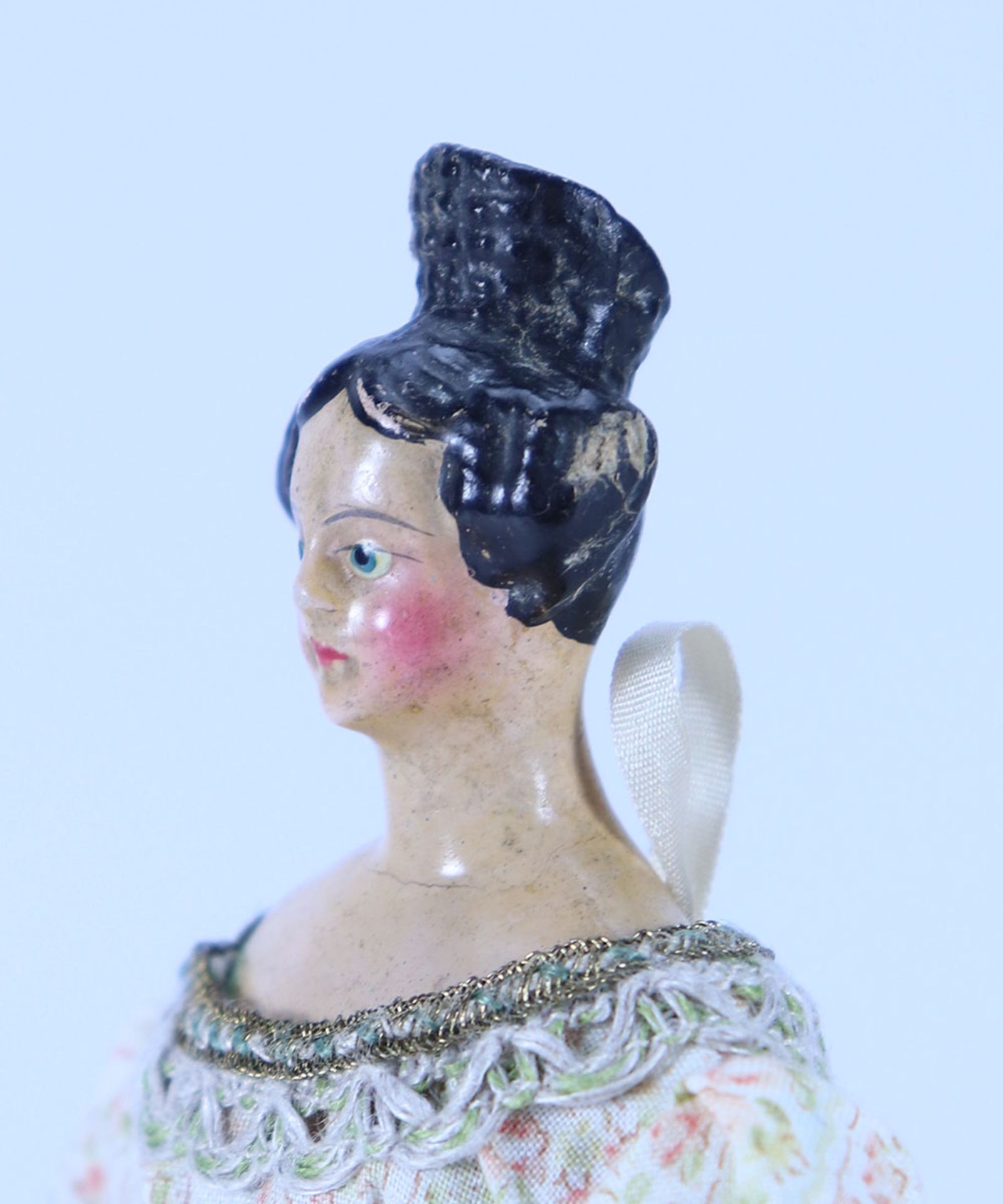 A small papier-mache shoulder head doll with Apollo knot, German 1840s, - Bild 2 aus 3