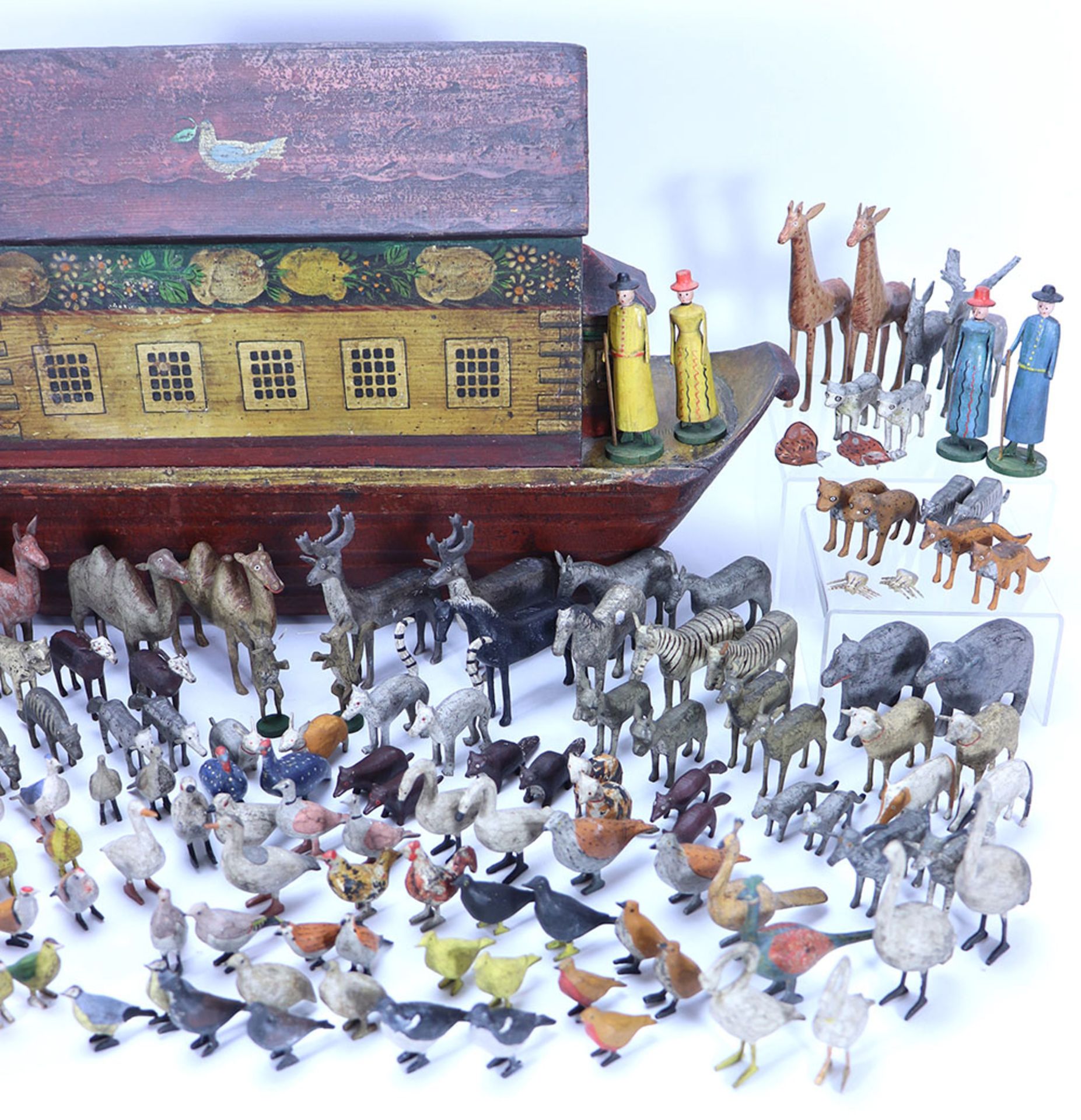 Extremely fine early painted wooden Erzgebirge Noah’s Ark with animals and family, German mid 19th - Bild 4 aus 7