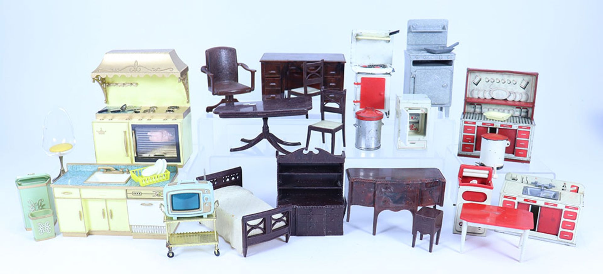 Collection of 1950s/60s Doll House furniture, - Bild 3 aus 4