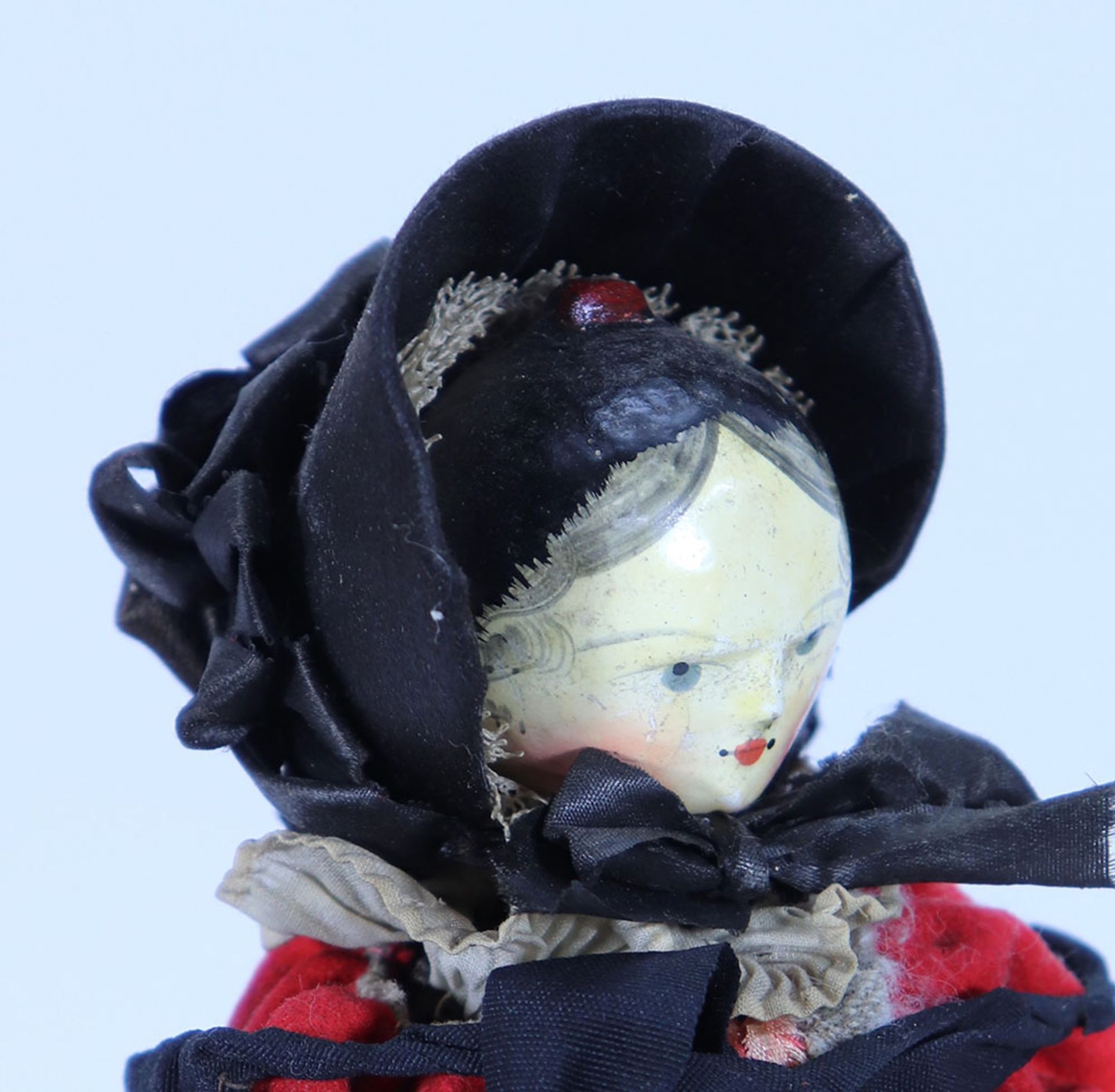 A good large painted wooden Grodnertal doll in original clothes, German 1820s - Bild 3 aus 3