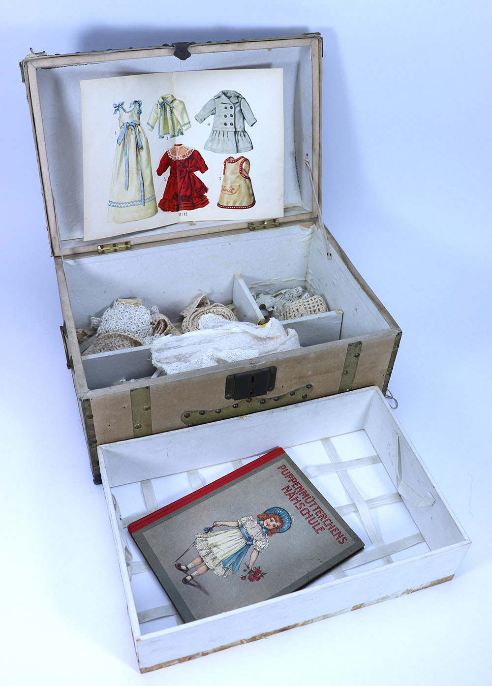 A late 19th century wooden linen and leather cover Dolls trunk, - Bild 2 aus 2
