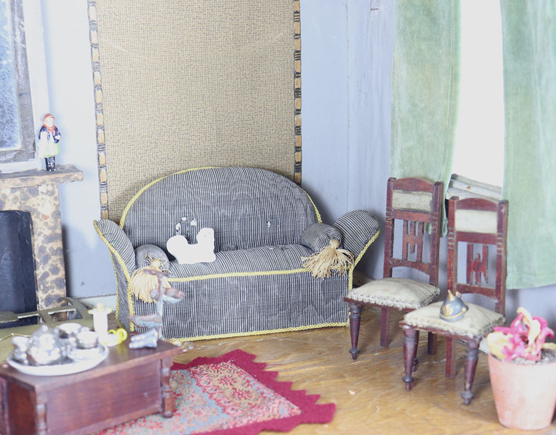 A good early painted wooden room set and furniture, probably French 1860/70s, - Bild 4 aus 4