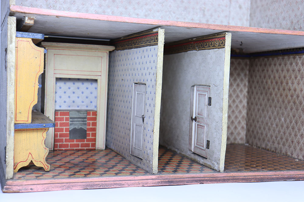 A nice all original Christian Hacker painted wooden Dolls House, German 1890s - Image 5 of 6