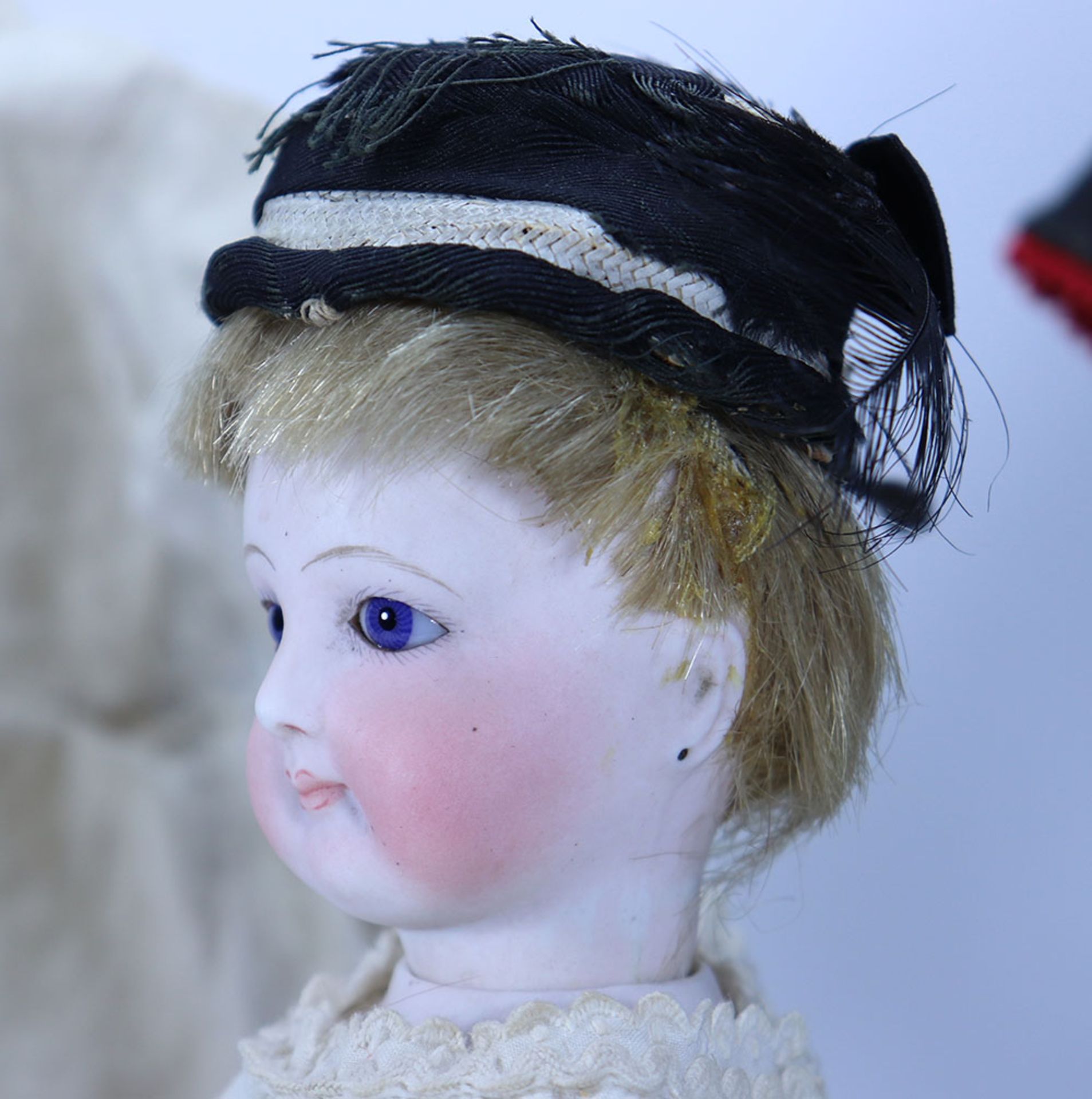 A good Simonne bisque shoulder head fashion doll with trousseaux, French circa 1870, - Bild 2 aus 8