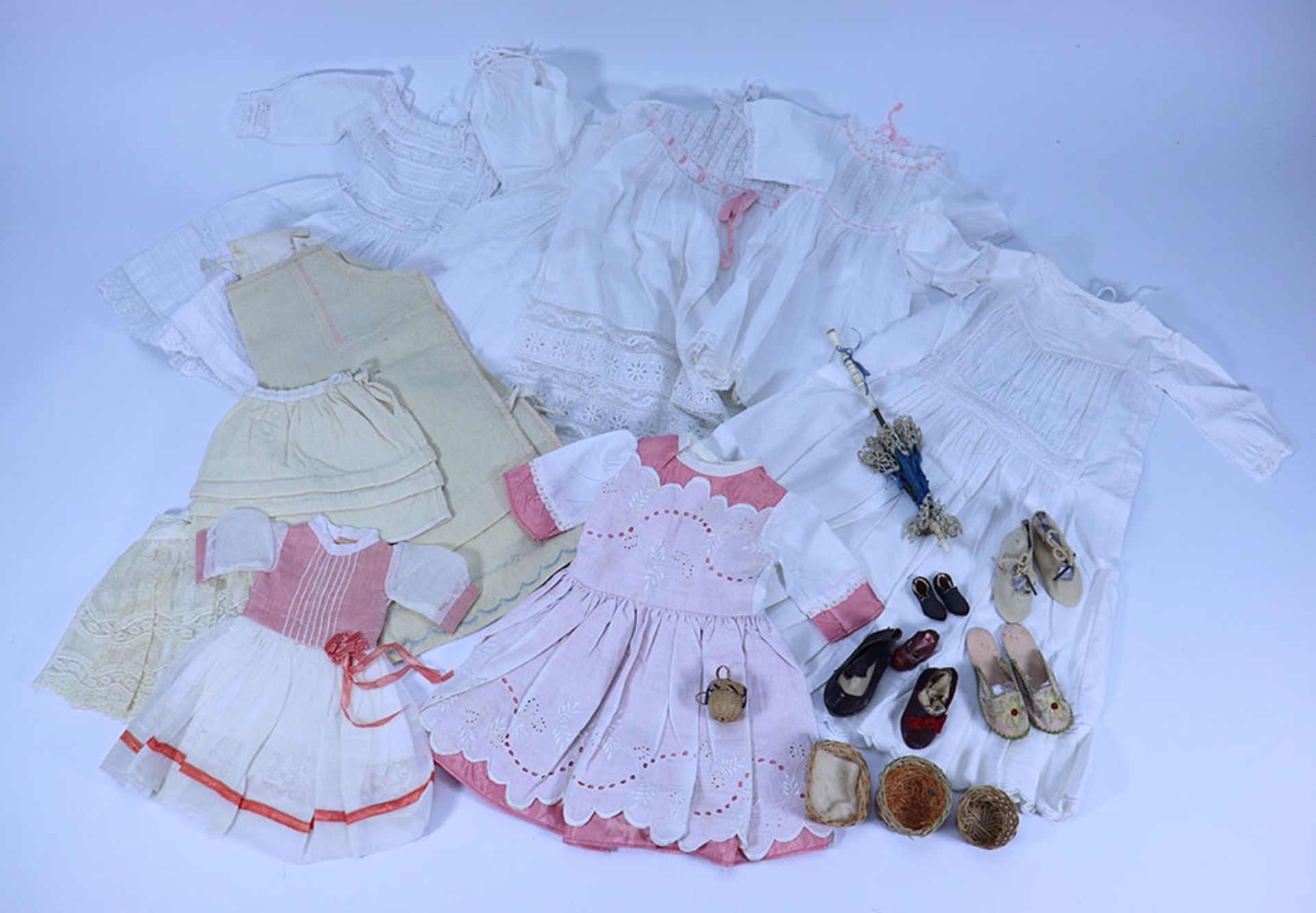 Eight dolls dresses, three bonnets, underclothes and shoes,