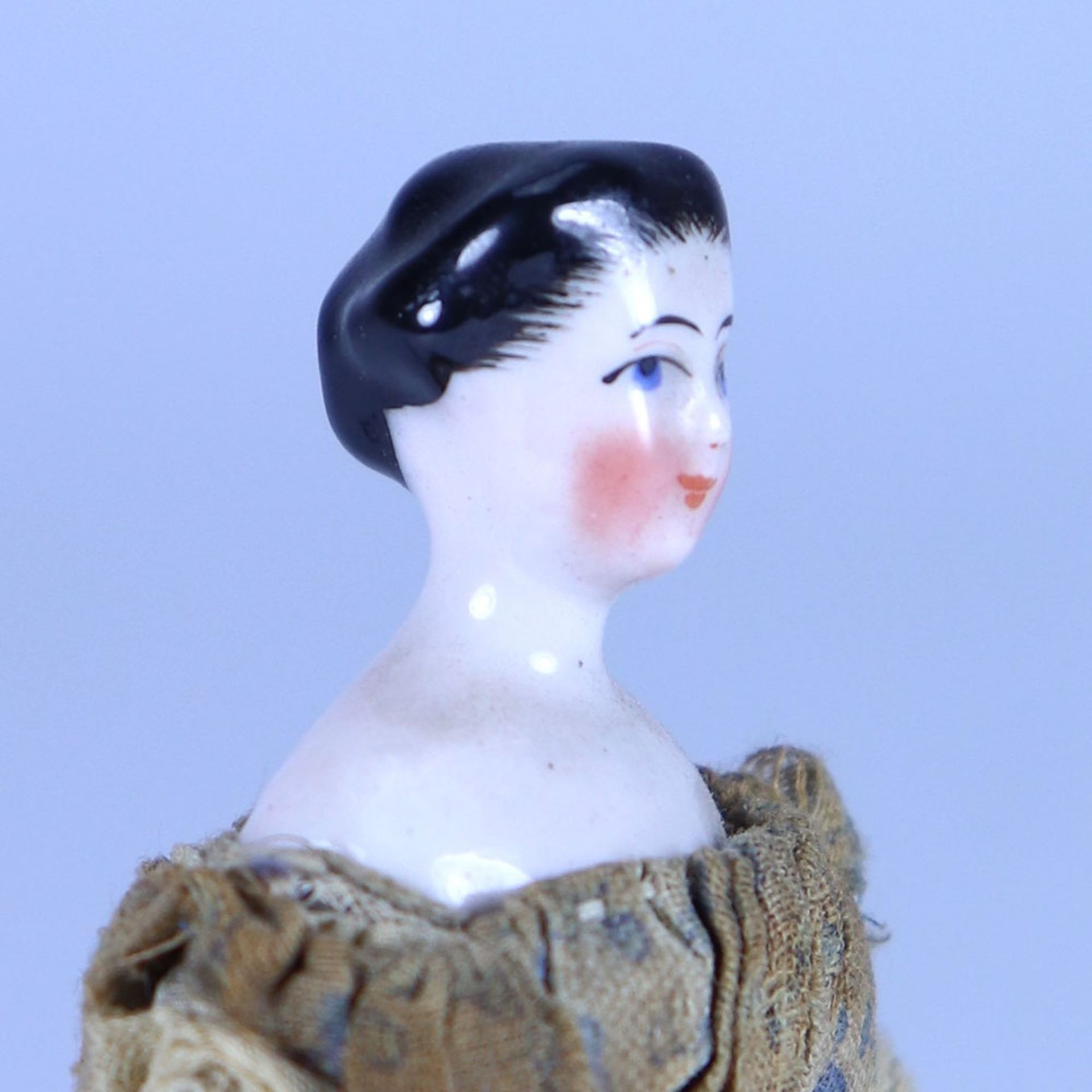 Early glazed china shoulder head doll in original clothes, German circa 1850, - Bild 2 aus 2