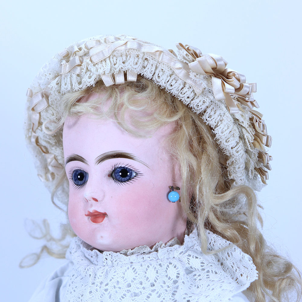 A beautiful Francois Gaultier bisque head Bebe doll, size 7, French circa 1890, - Image 2 of 3