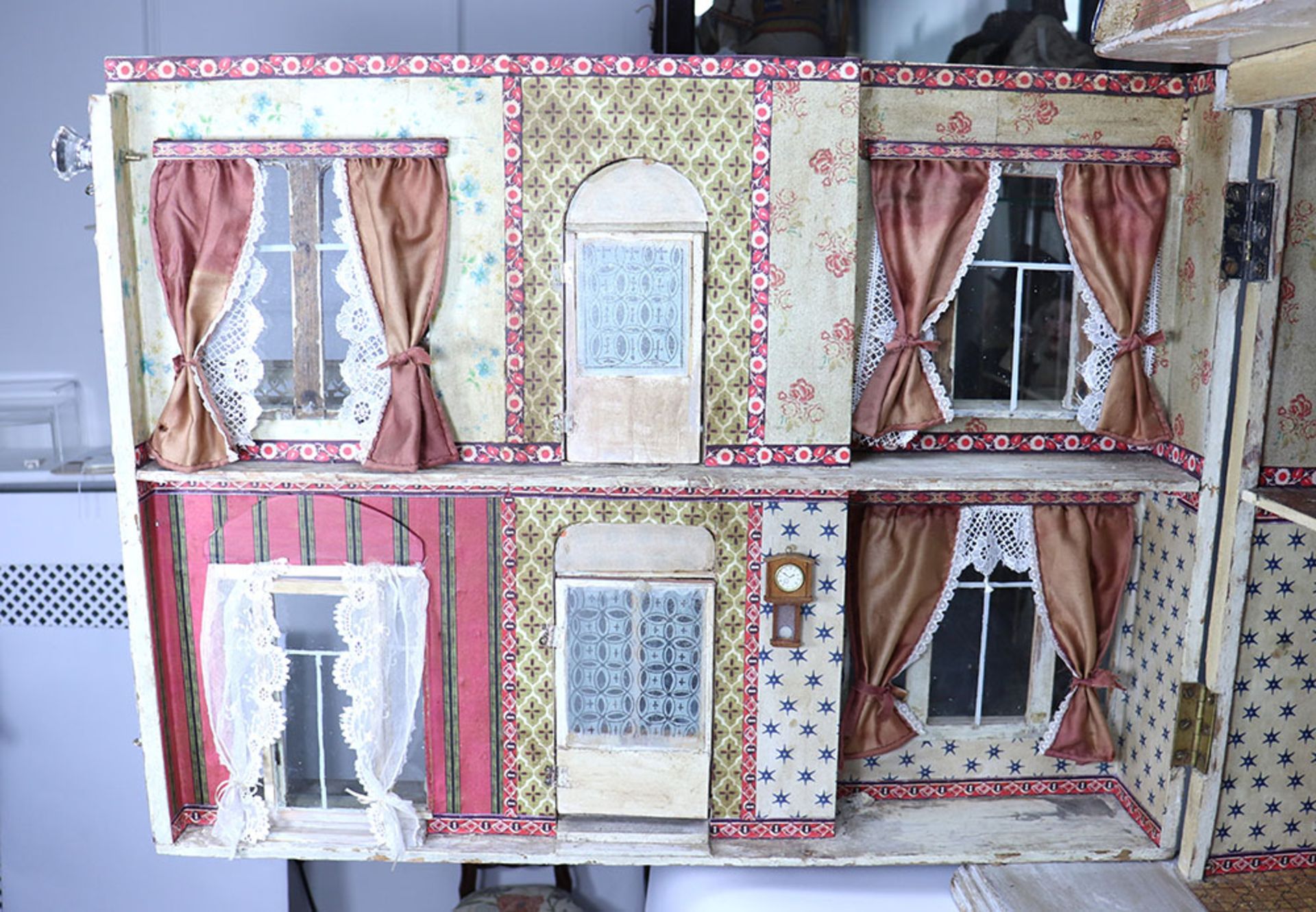 An impressive Christian Hacker painted wooden Dolls House, German 1890s, - Bild 4 aus 4