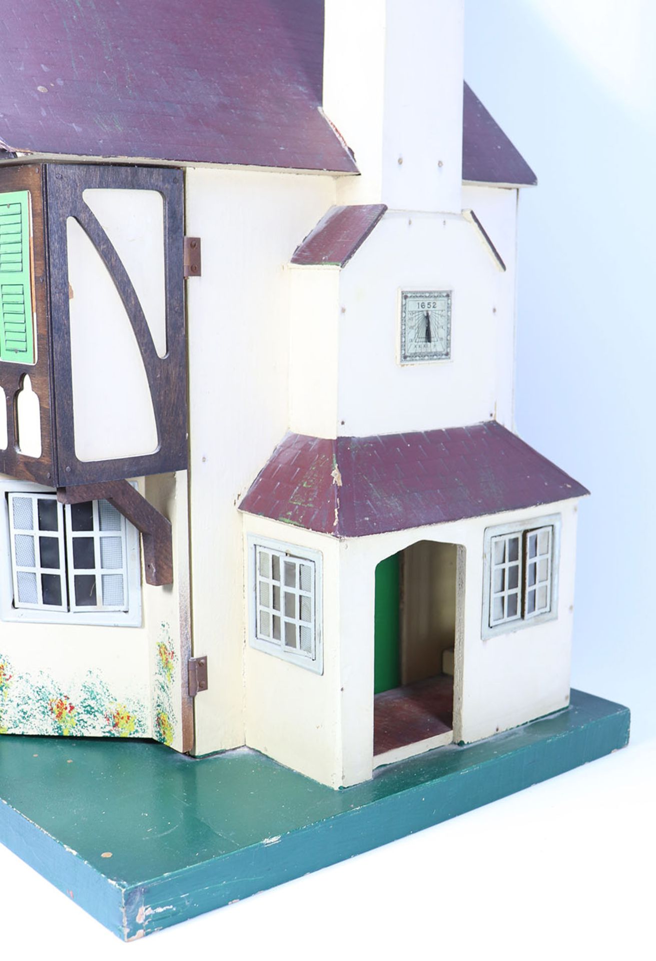 A good example of a Tri-ang No.93 large Dolls House in Tudor style, English 1930s, - Bild 4 aus 4