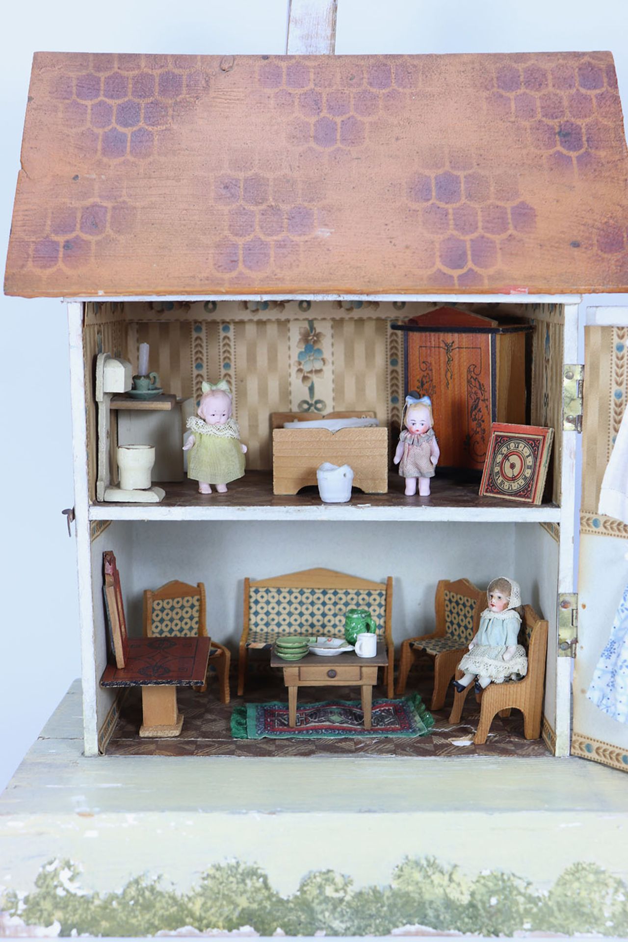 A D.H Wagner & Son painted wooden dolls house with contents, German 1920s-30s, - Bild 2 aus 2