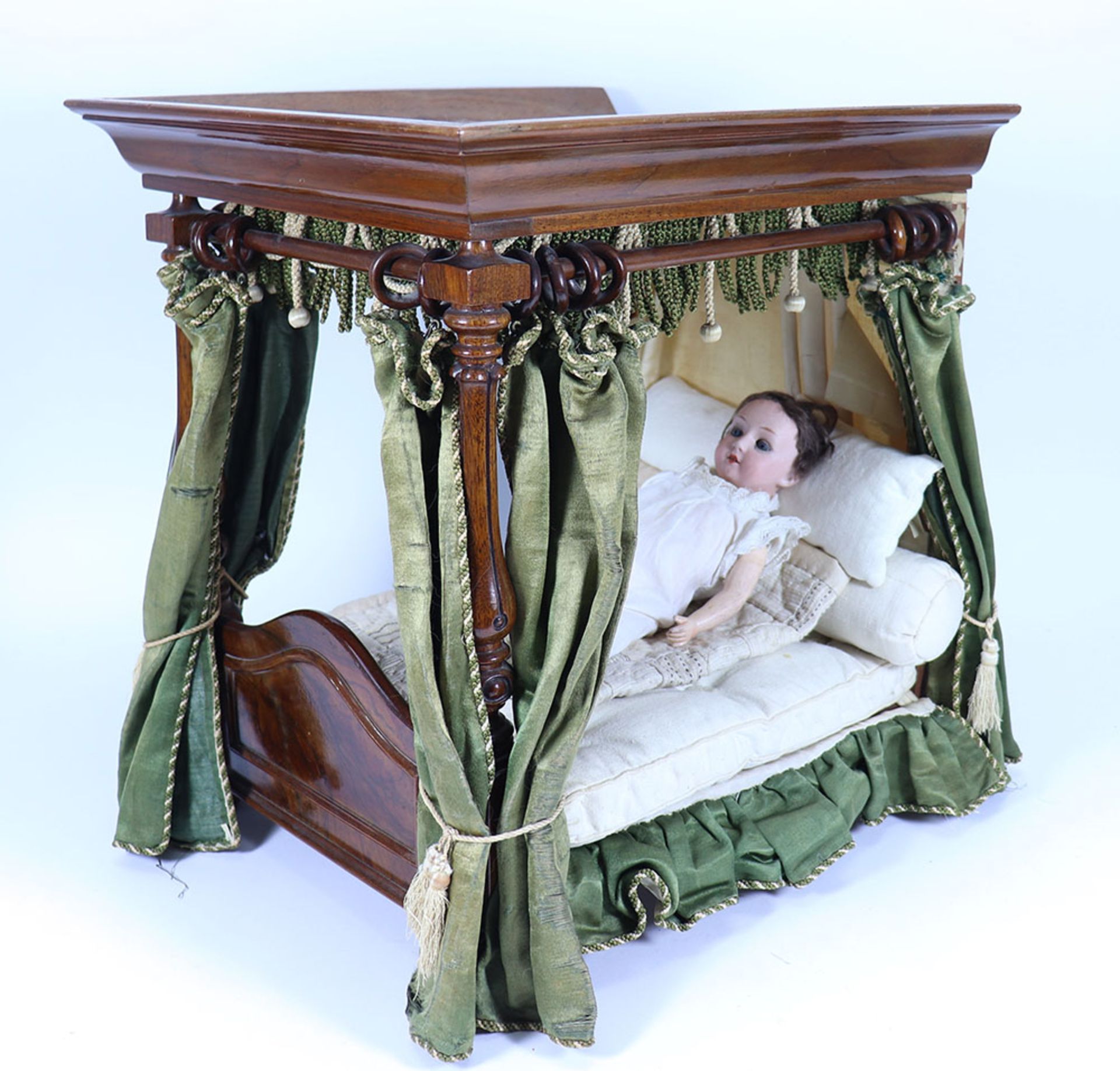 A good Victorian polished wood four poster dolls bed with green silk drapes, - Bild 2 aus 2