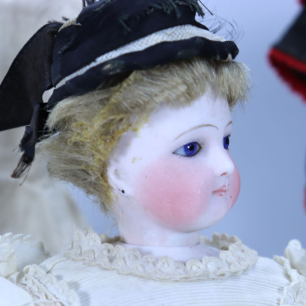 A good Simonne bisque shoulder head fashion doll with trousseaux, French circa 1870, - Image 3 of 8