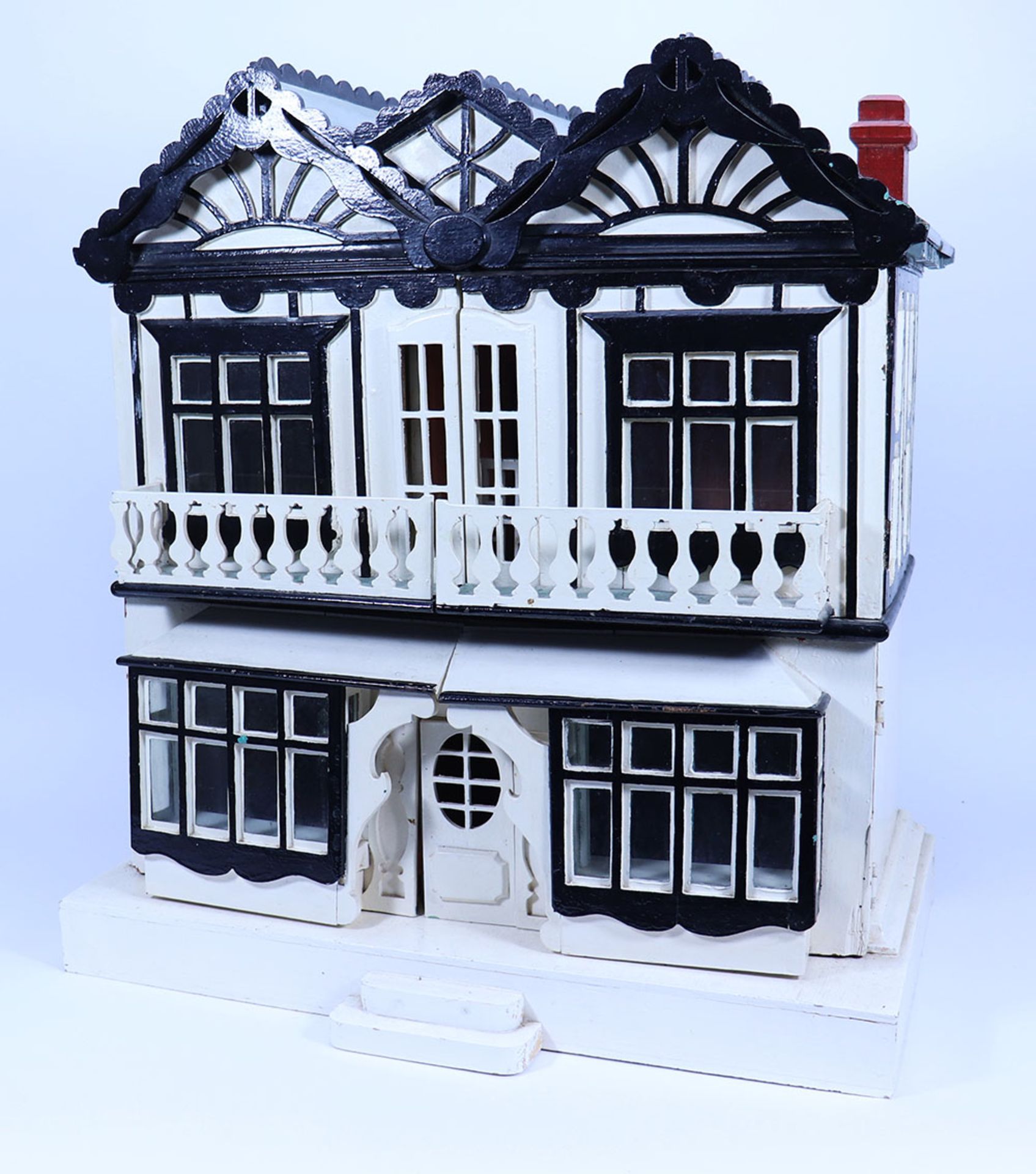 A painted wooden Dolls House in the Hobby Craft style, early 20th century, - Bild 2 aus 3