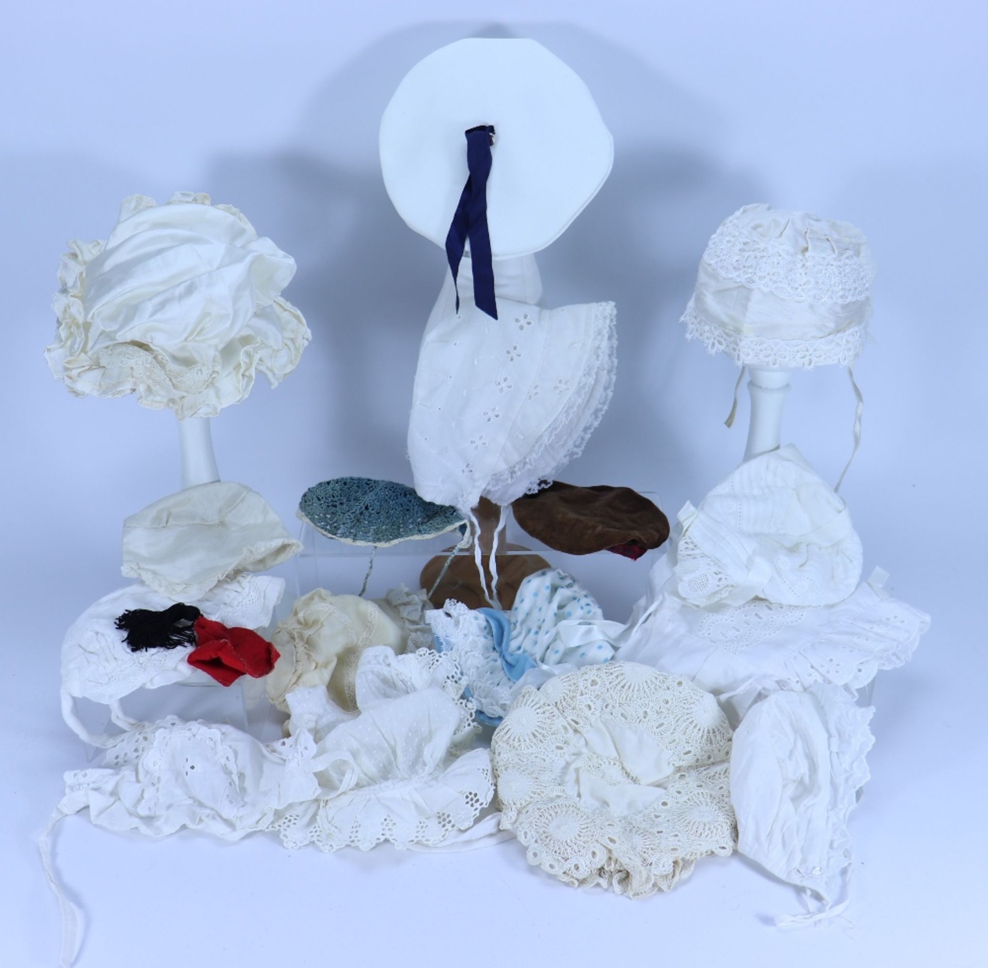 A collection of various dolls bonnets, - Bild 2 aus 2