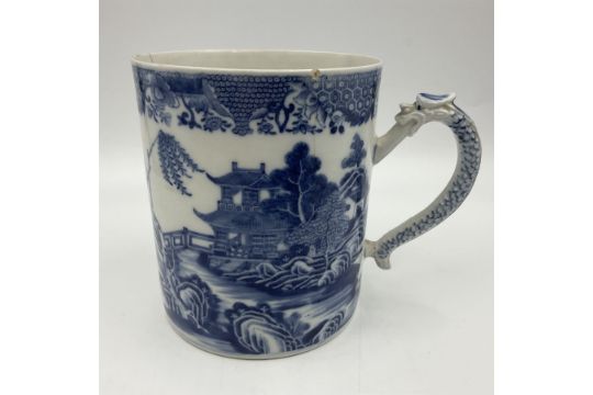 Two large 18th century Chinese blue and white tankards - Image 7 of 25