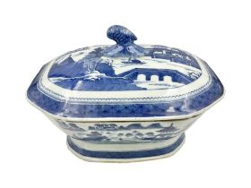 Late 18th/early 19th century Chinese export blue and white porcelain tureen and cover