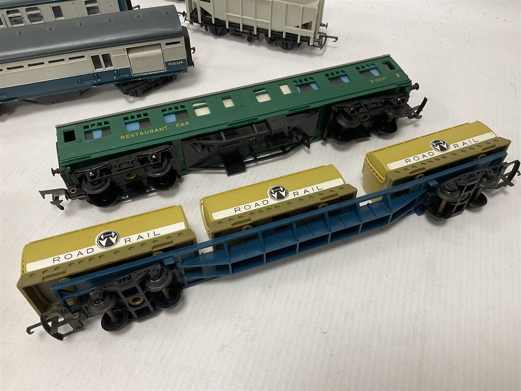 Hornby/Tri-Ang ‘00’ gauge - eight various coaches and eighteen goods wagons; all unboxed (26) - Image 7 of 28