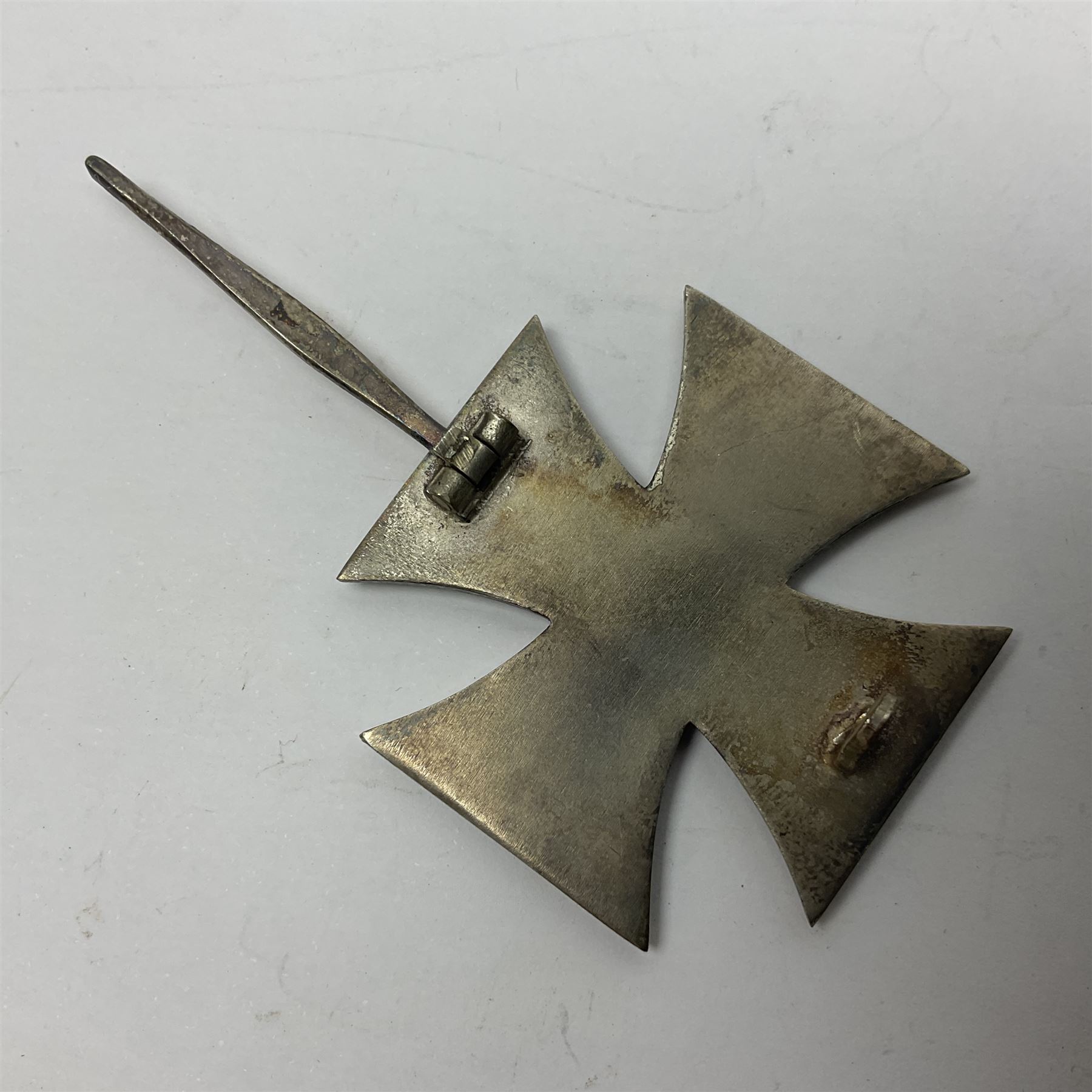 WWI style unmarked Imperial German Iron Cross 1st Class with pin back - Image 5 of 5