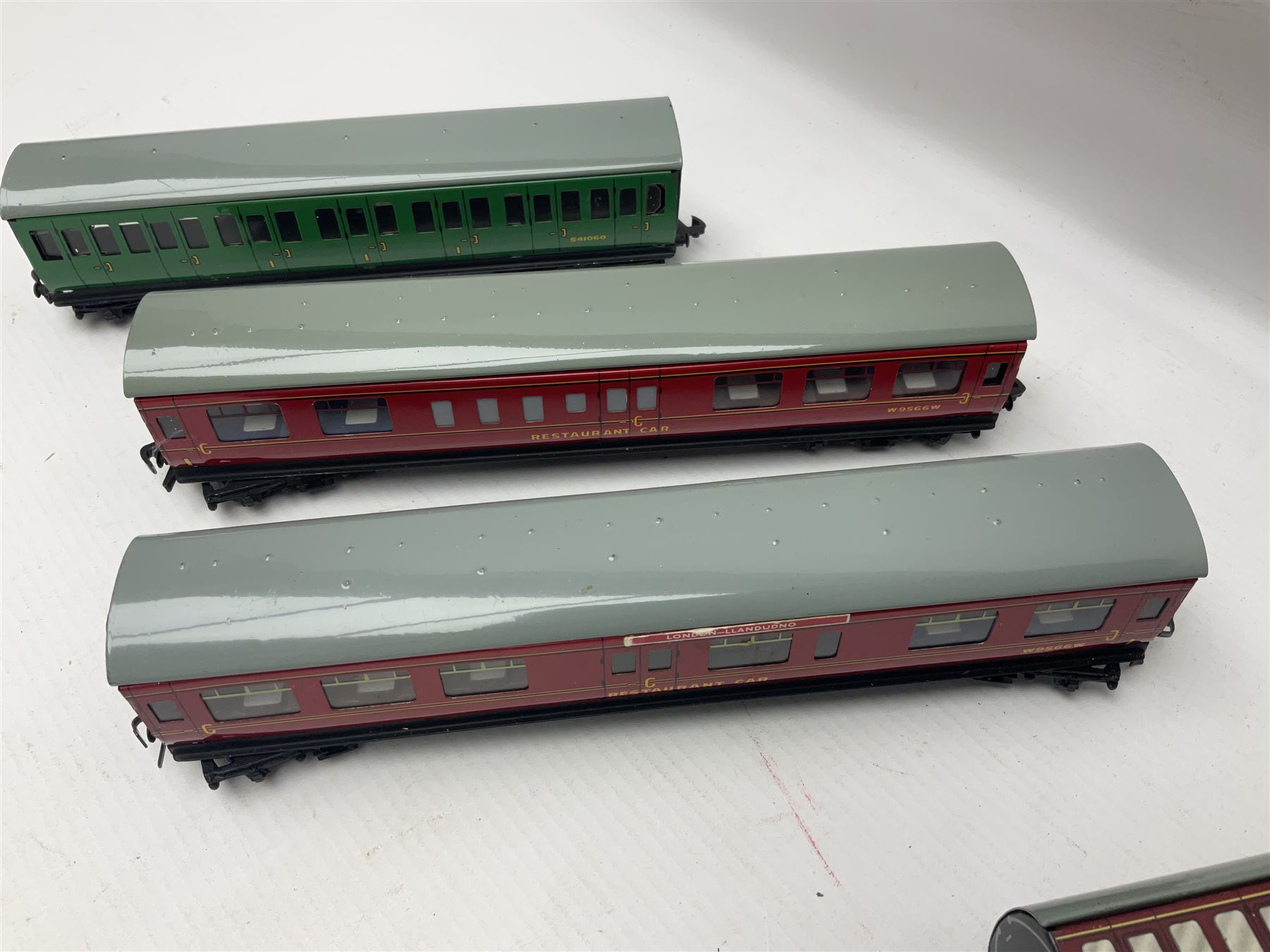 Hornby Dublo - fourteen passenger coaches including Southern Suburban Stock - Image 15 of 17