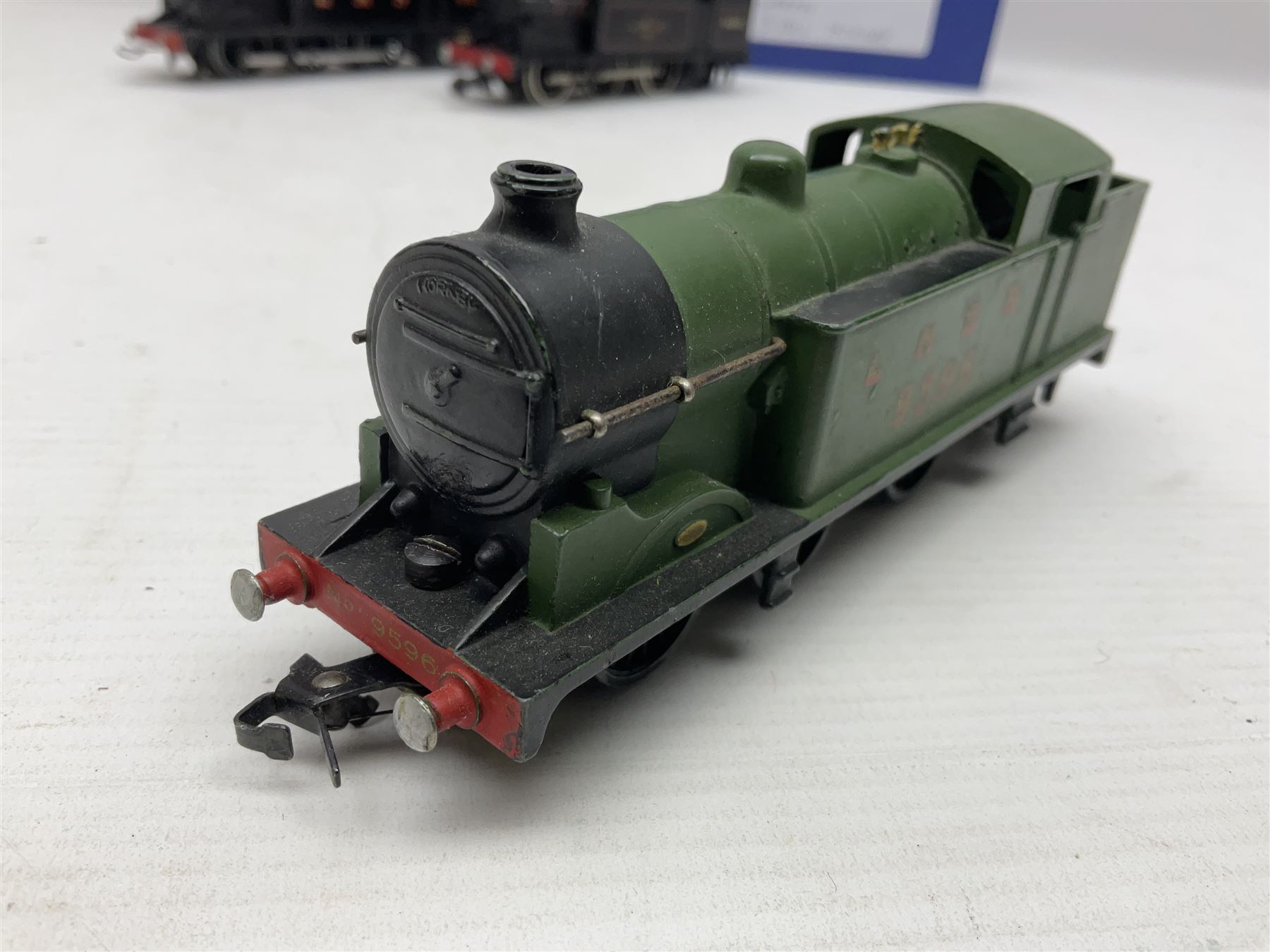 Hornby Dublo - 3-rail - Class N2 0-6-2 locomotive No.9596 in LNER green; and Class N2 0-6-2 tank lo - Image 3 of 12