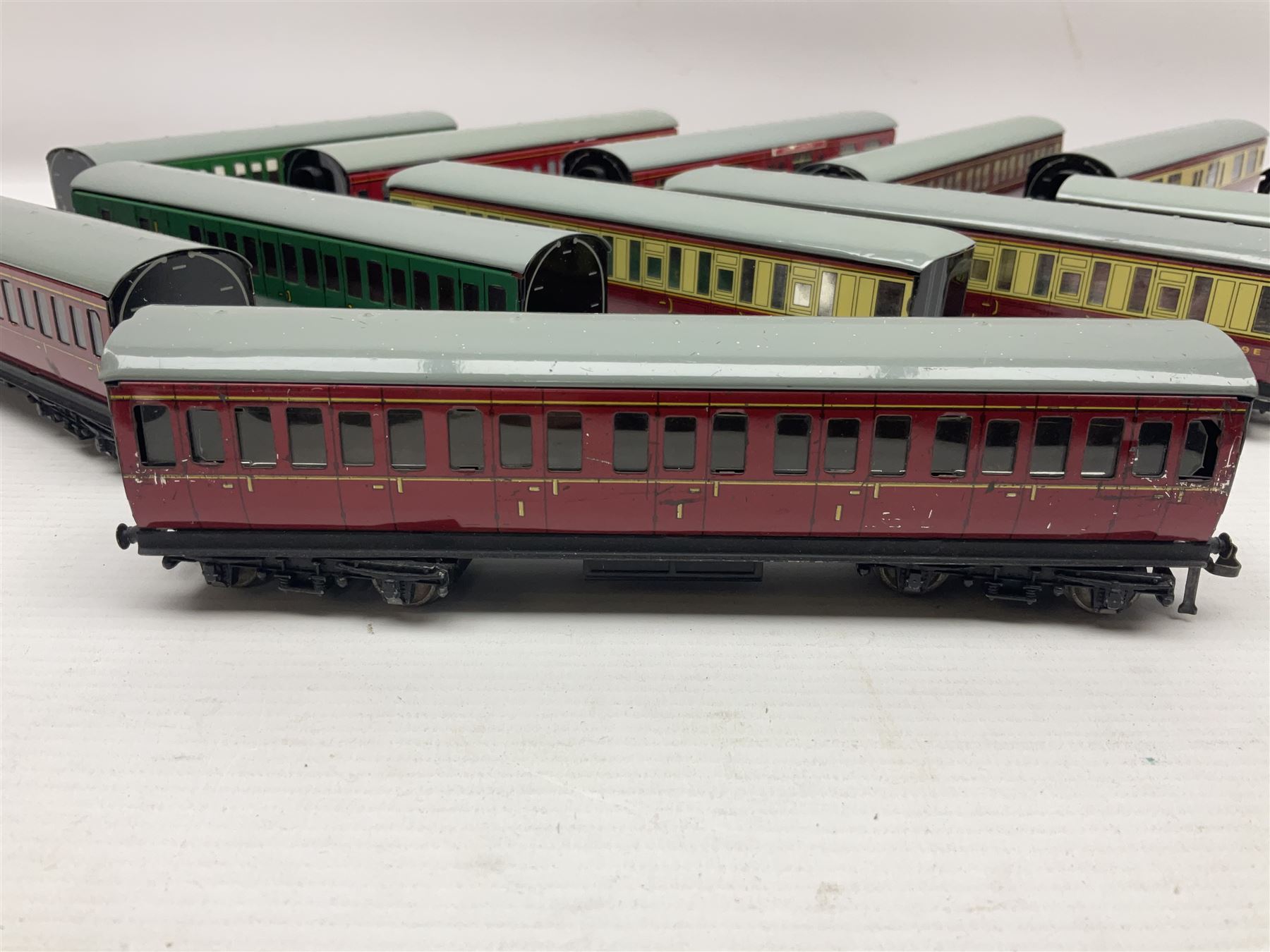 Hornby Dublo - fourteen passenger coaches including Southern Suburban Stock - Image 4 of 17