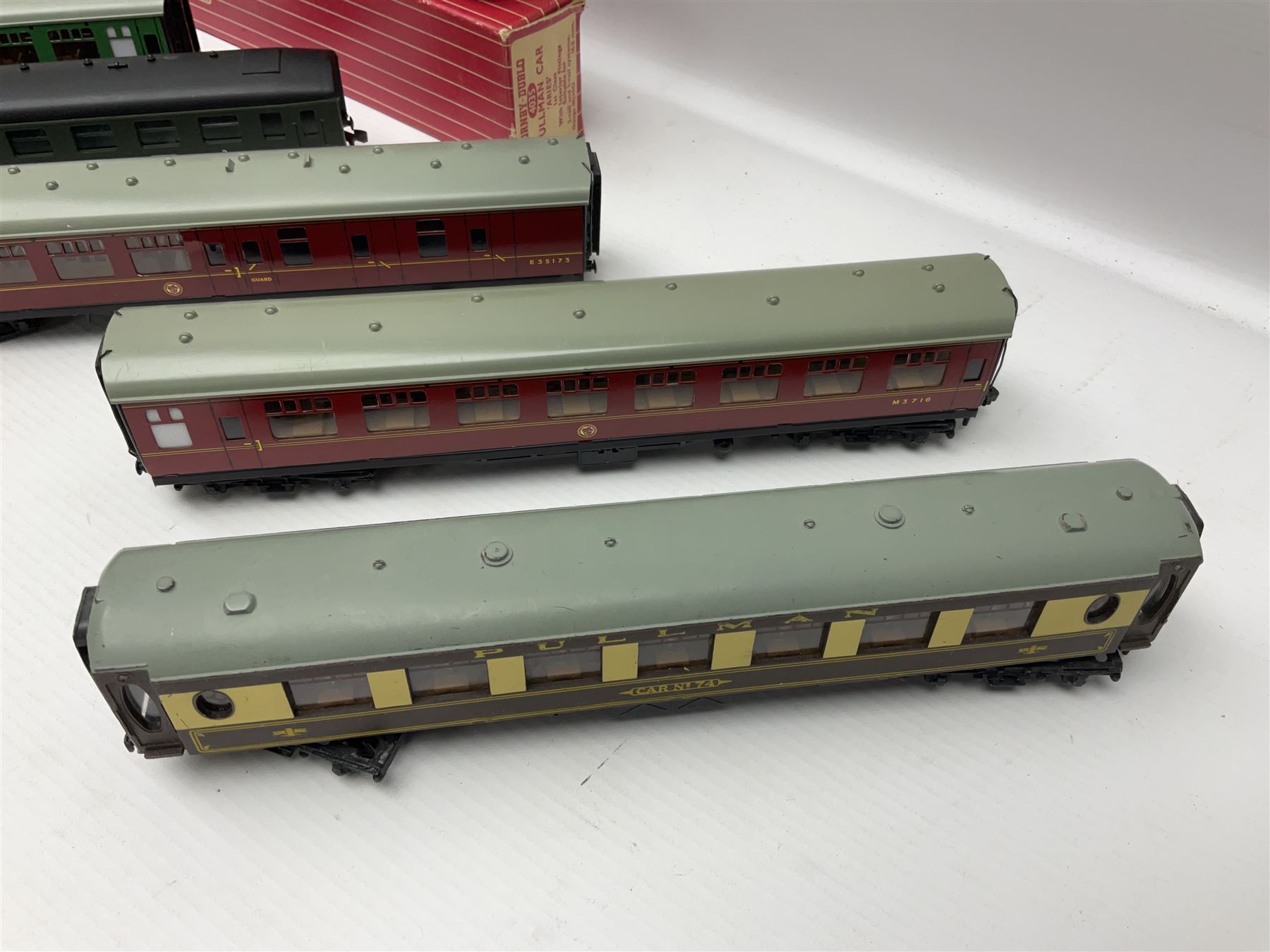 Hornby Dublo - ten passenger coaches including two Southern and four maroon BR Mk.I Passenger Coache - Image 6 of 13