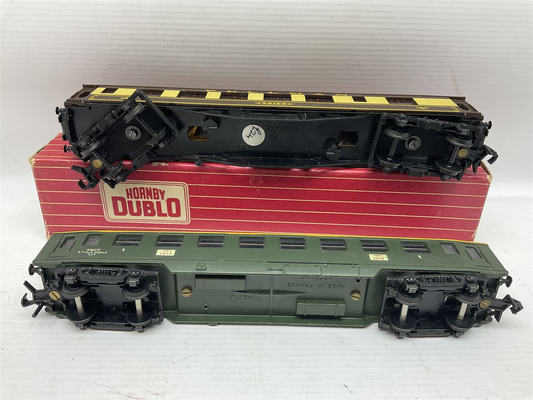 Hornby Dublo - ten passenger coaches including two Southern and four maroon BR Mk.I Passenger Coache - Image 13 of 13