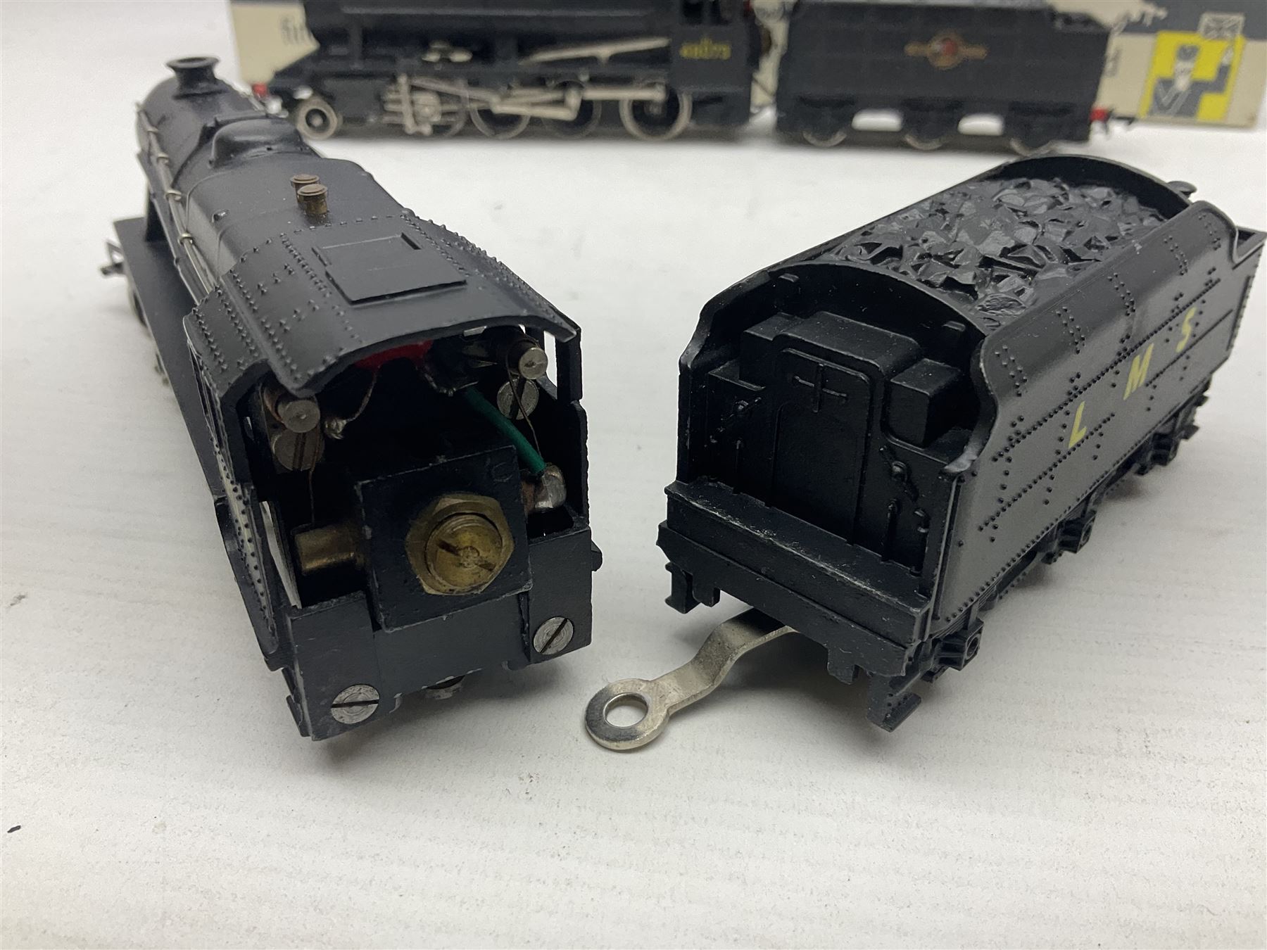 Wrenn '00' gauge - two Class 8F 2-8-0 locomotives - No.48073 in BR Plain Black; boxed; and No.8042 i - Image 9 of 21