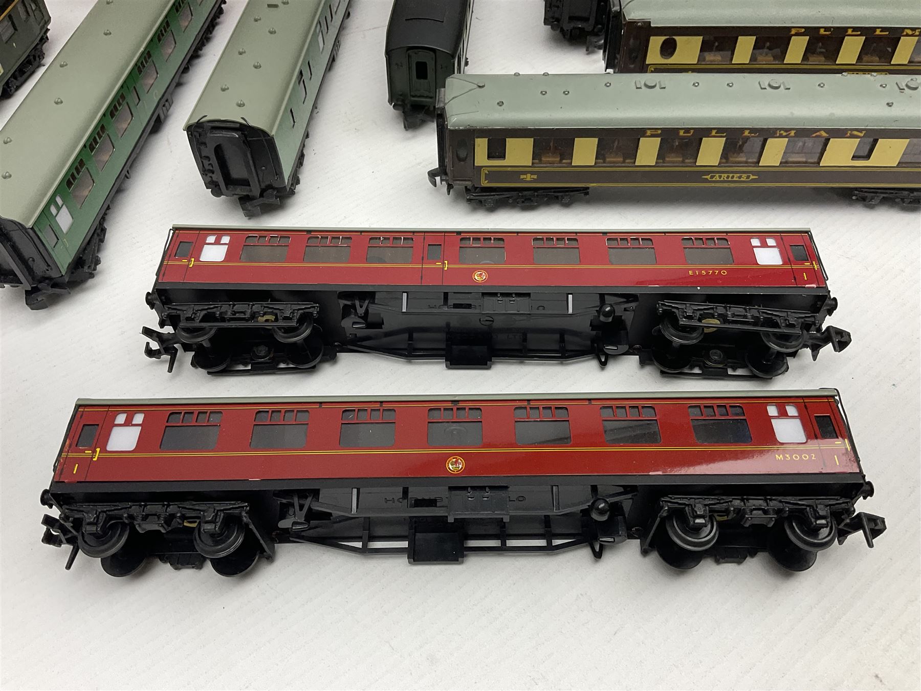 Hornby Dublo - ten passenger coaches including two Southern and four maroon BR Mk.I Passenger Coache - Image 3 of 13